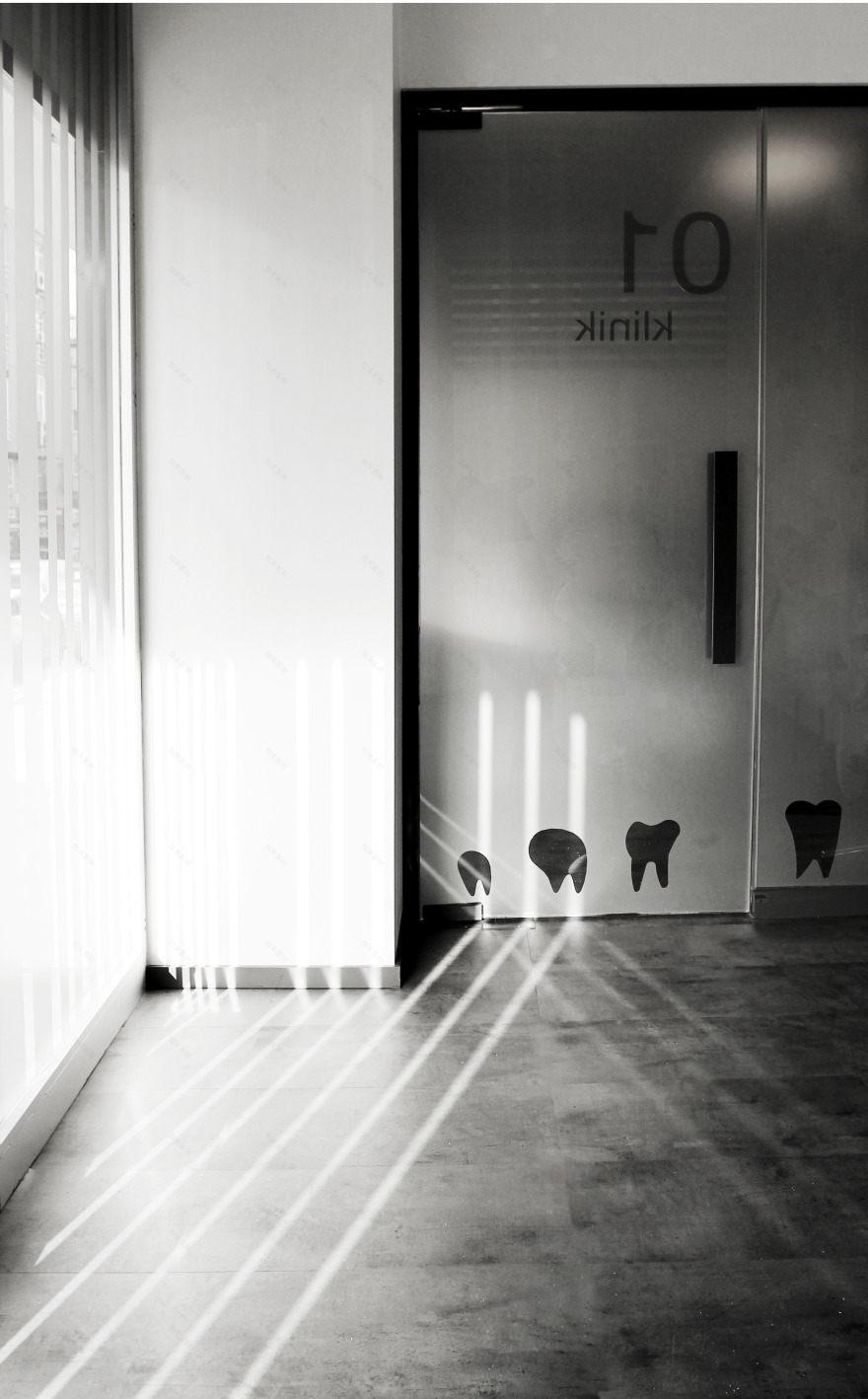 温暖材料与自然光打造的舒适医疗空间-5