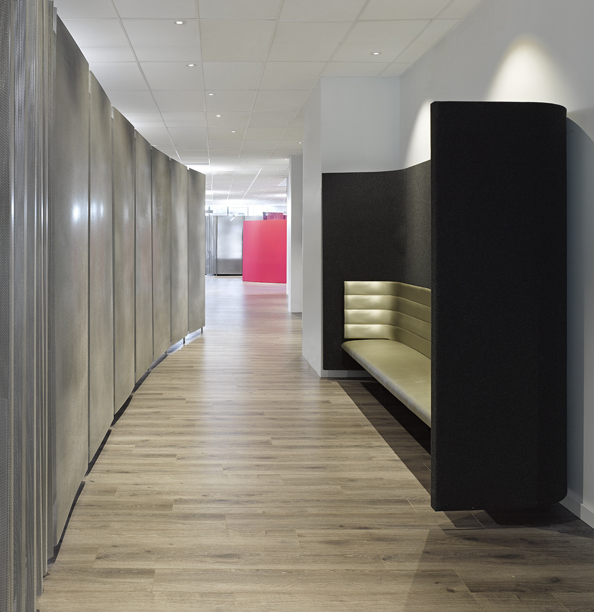 金属网格营造的茶香办公空间-10