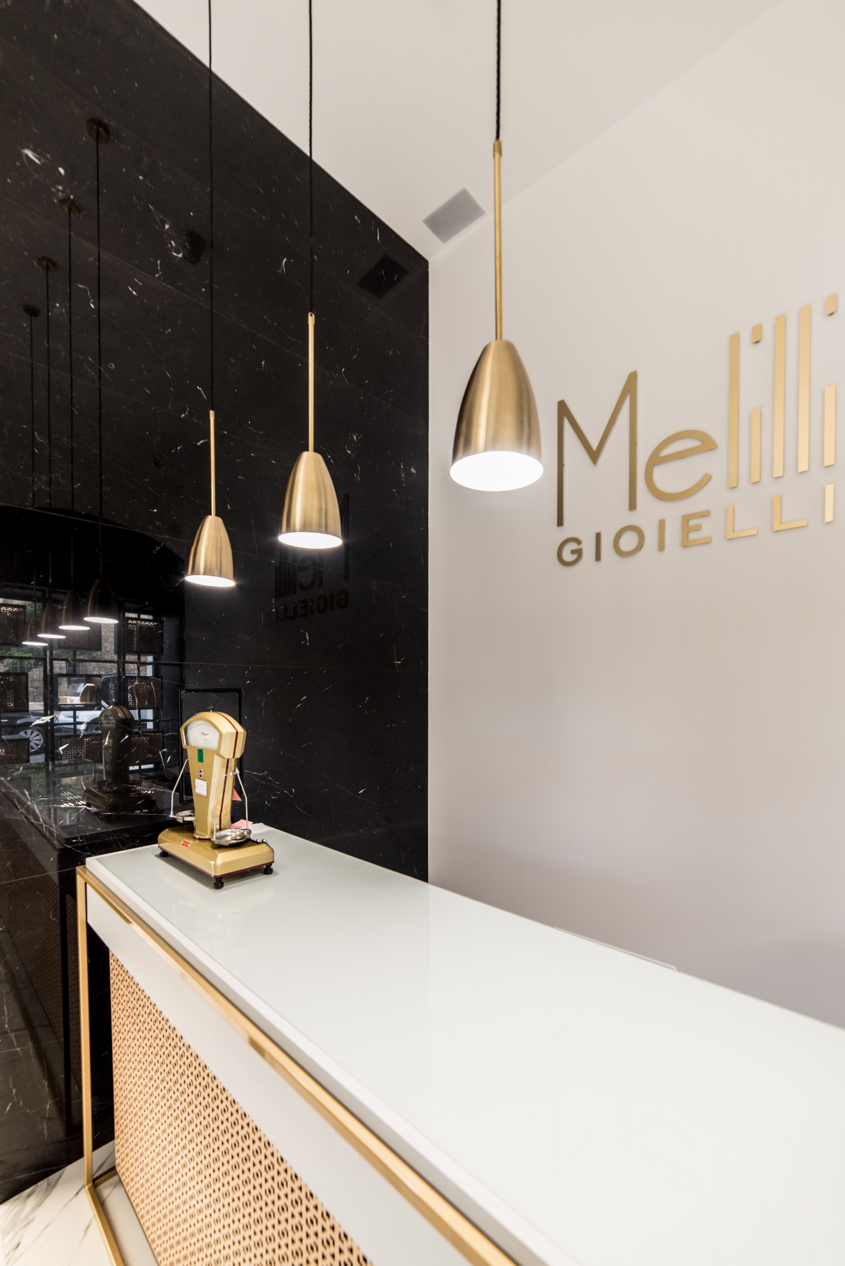 古韵新生 | Comiso 历史建筑中的珠宝店设计-2