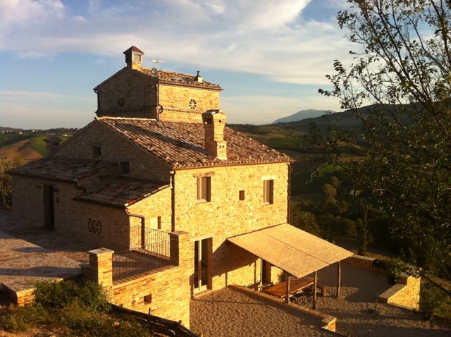 2010 年完成的精美乡村别墅 | 泳池与历史建筑的完美融合-2