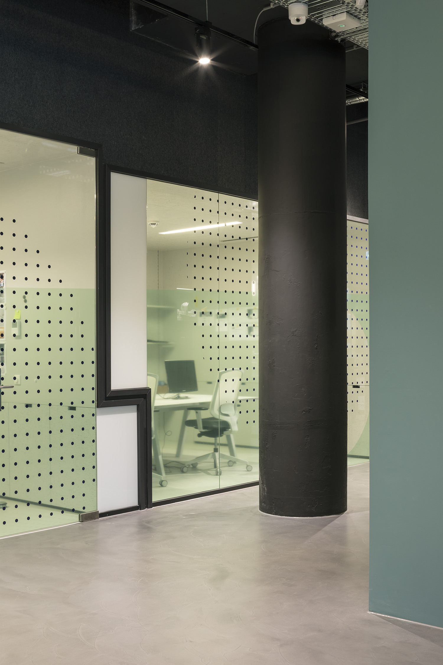 Amsterdam 地标建筑变身创意共享办公空间-7