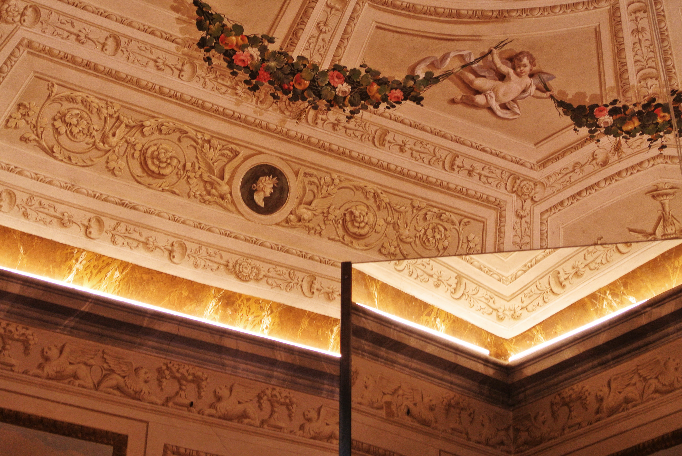 意大利古堡中的现代展览中心-13