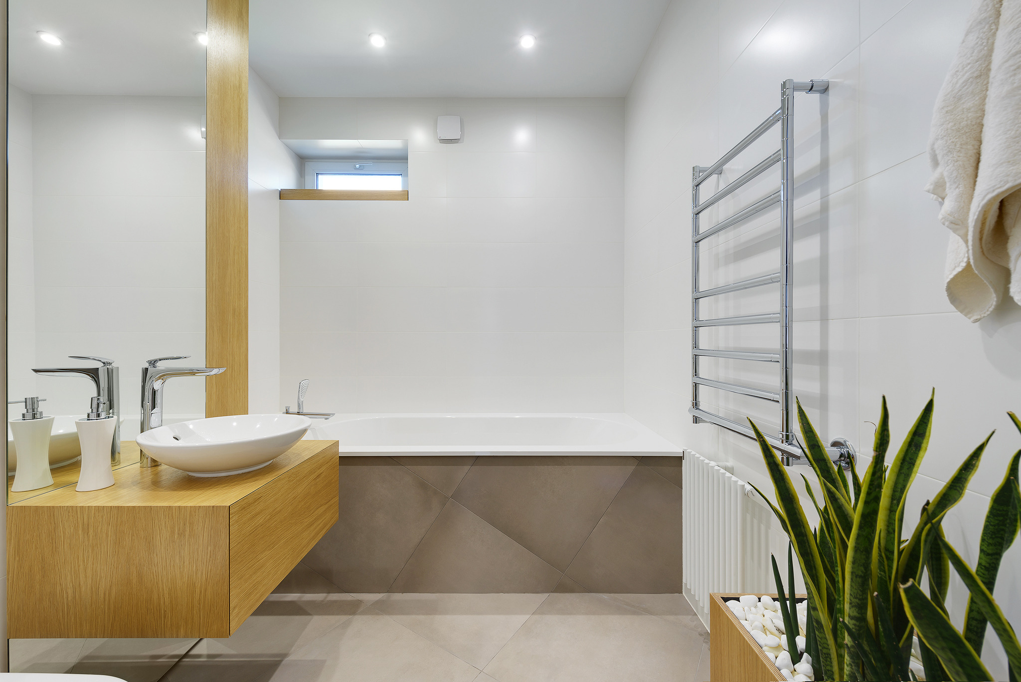 2016 年乌克兰郊区白色夏日别墅-19