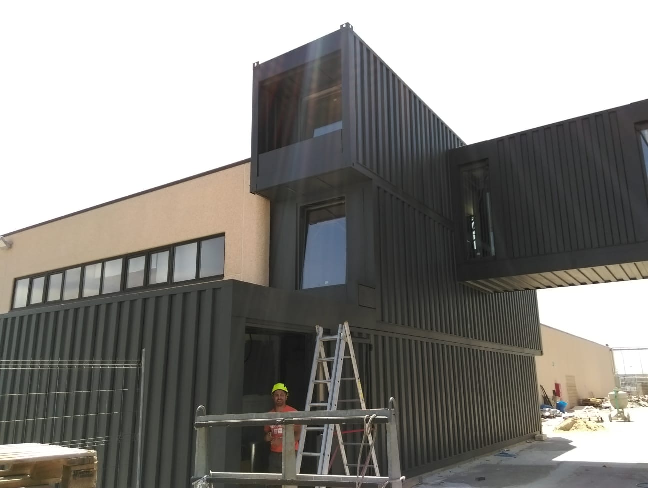 集装箱办公空间，独特设计展现灵活与坚韧-17