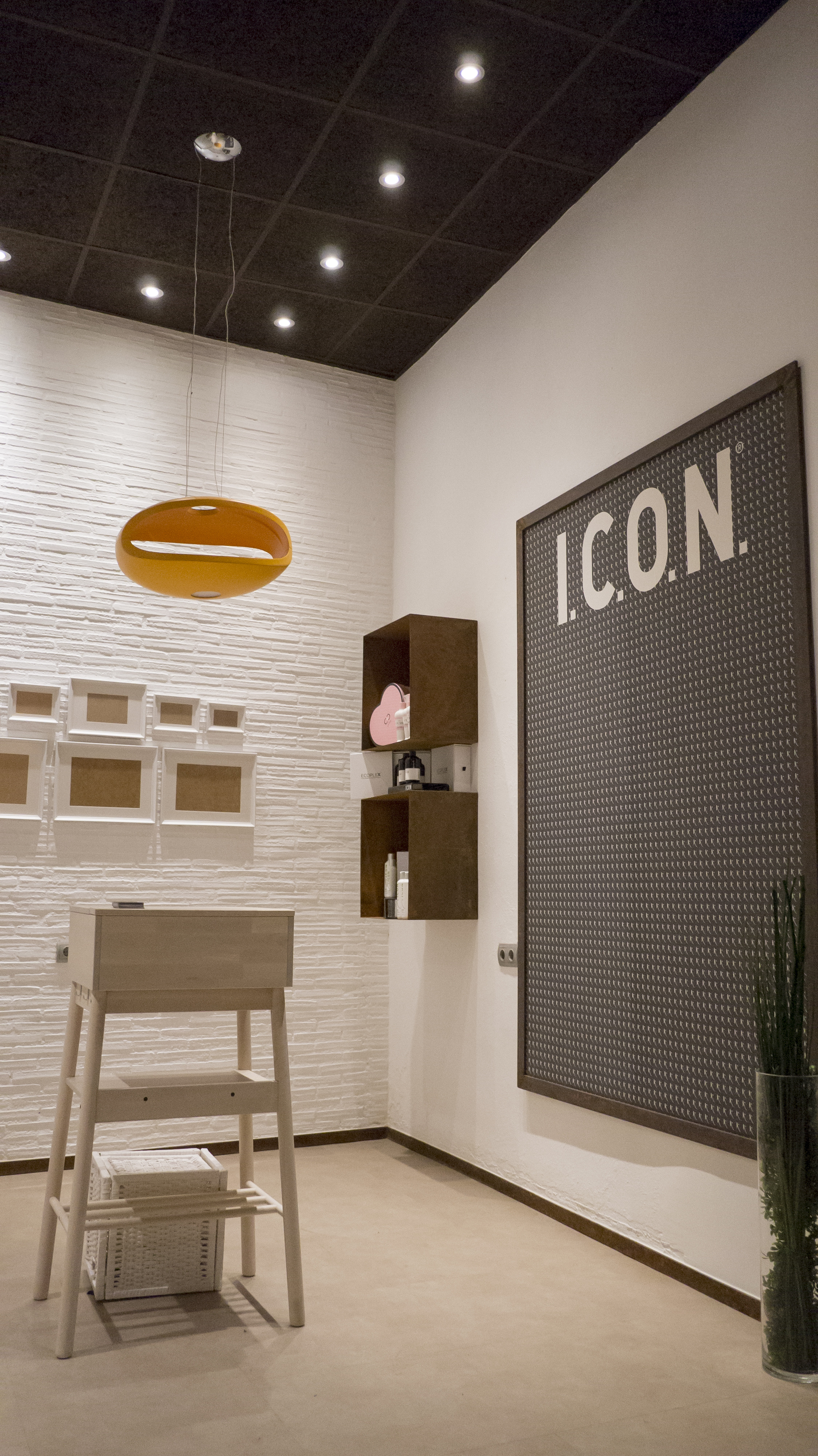 钢制装饰的 Sandra Soler 发廊设计-18