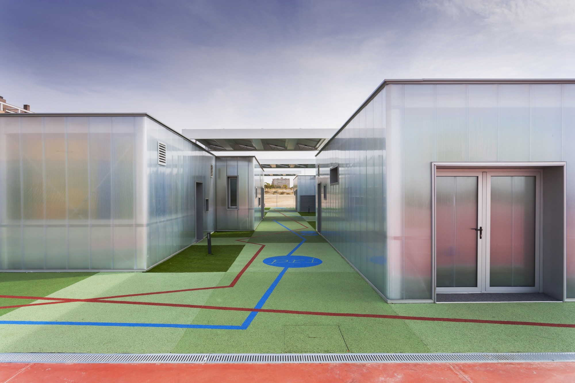 加州双层玻璃校园建筑设计-0