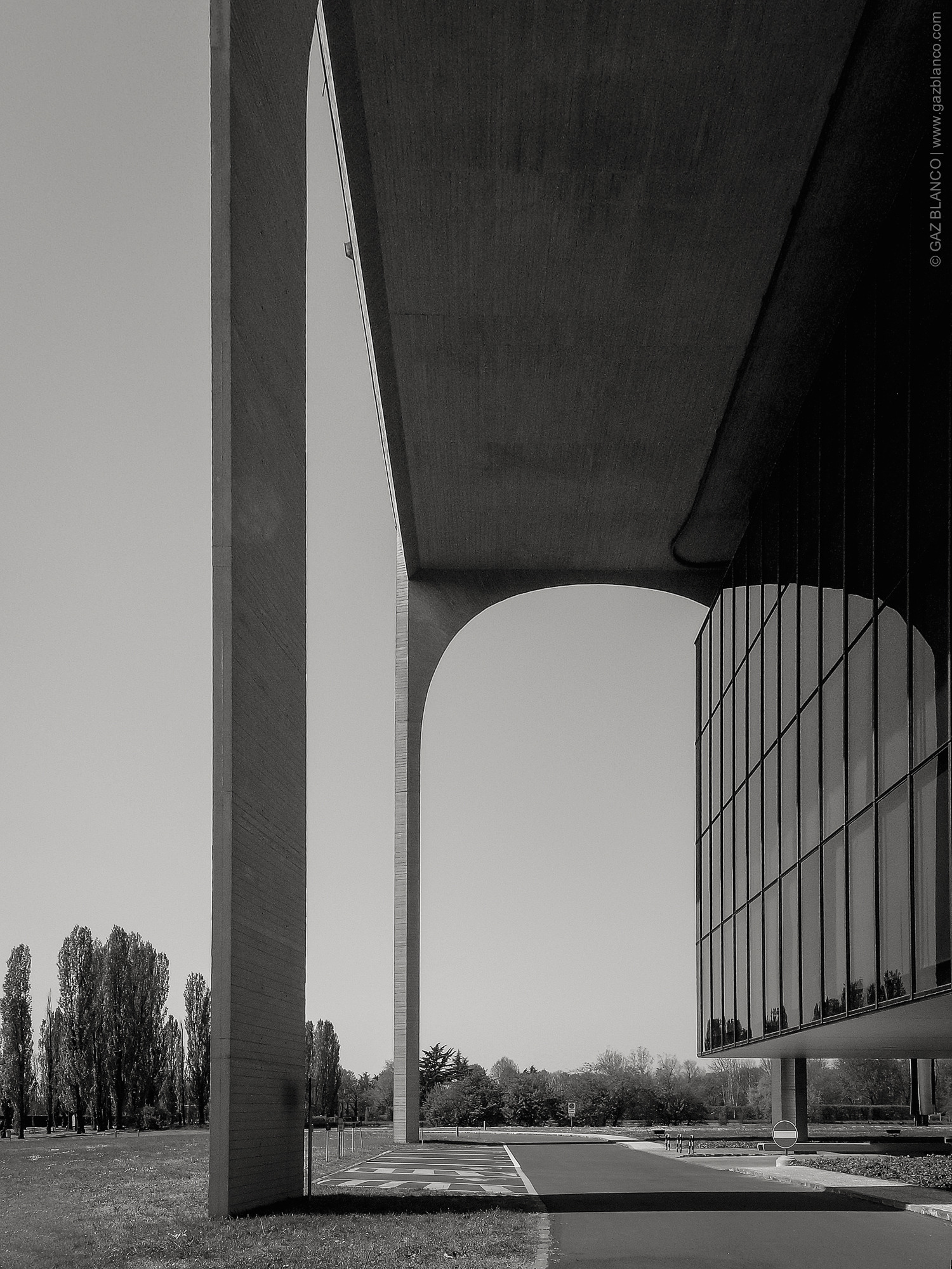 奥斯卡·尼迈耶的意大利 Mondadori 大厦 | 现代建筑的华美乐章-4