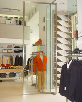 1998 年完成的 Federico Uccellatore 男装店室内设计