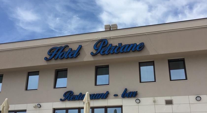 2016 年新建海滨酒店 Petrčane | 现代风格与海景的完美融合-0