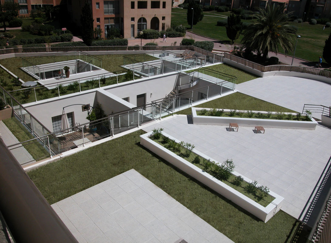 海滨疗养中心 · 木质外壳与露天庭院的和谐共生-17