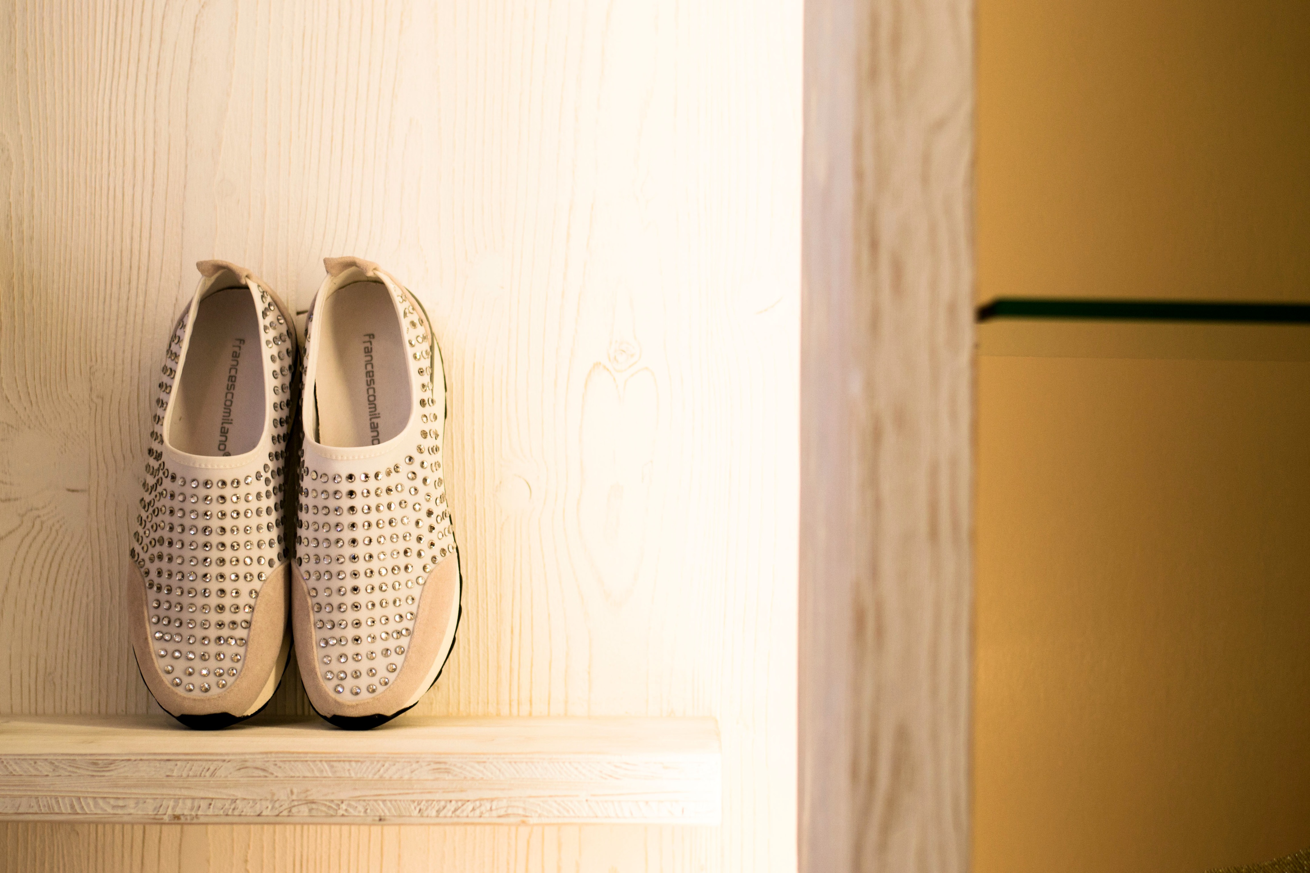 海滩边的"皮革"变身,打造全年展示优雅的鞋子店-22