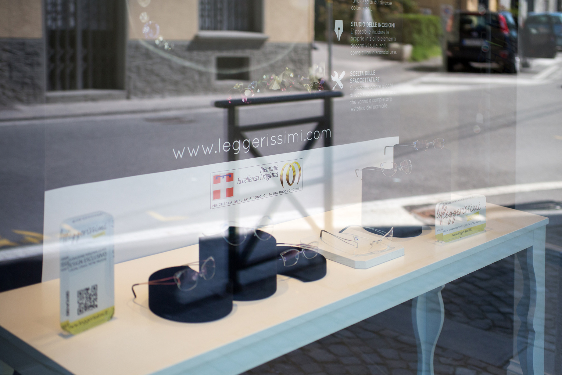 经典与现代共融的眼镜店设计-14