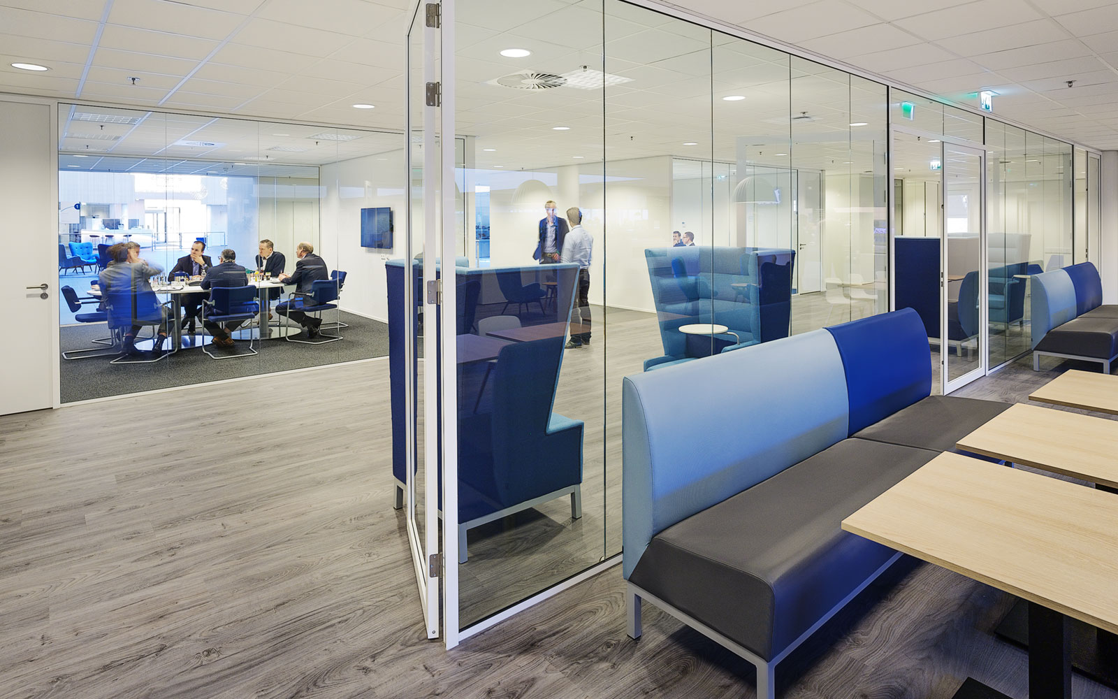 流线型总部大楼 | Inalfa Roof Systems 荷兰办公空间-7