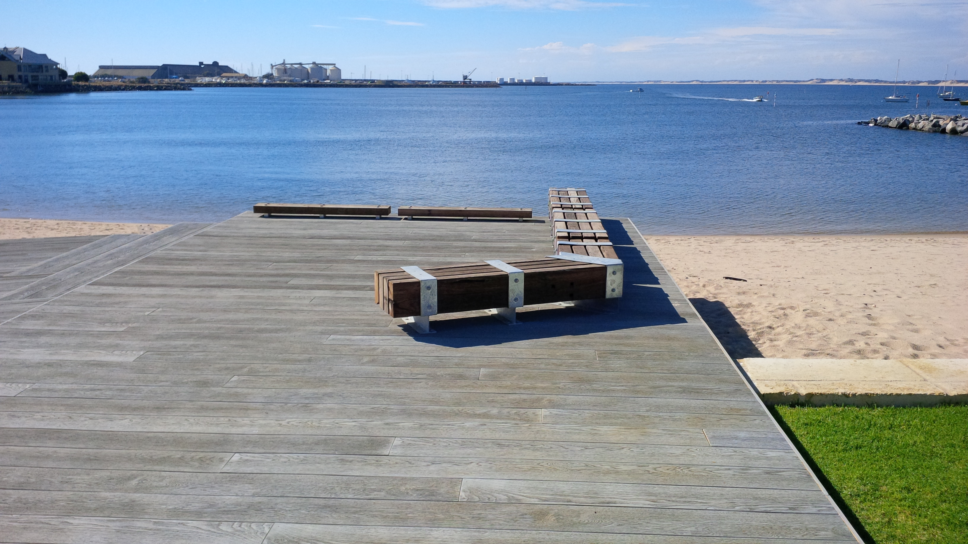 2014 年完工的 Millboard Smoked Oak decking 项目-16