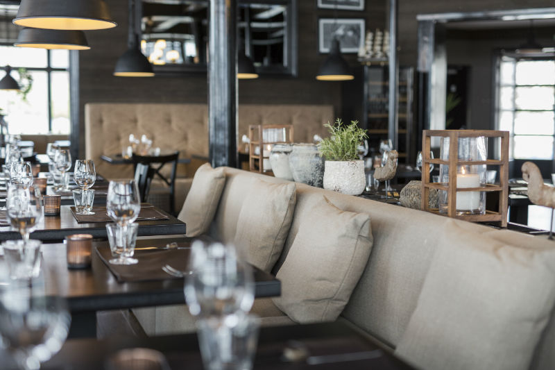 芬兰最大游艇码头餐厅翻新，打造年轻时尚的海鲜牛排馆-16