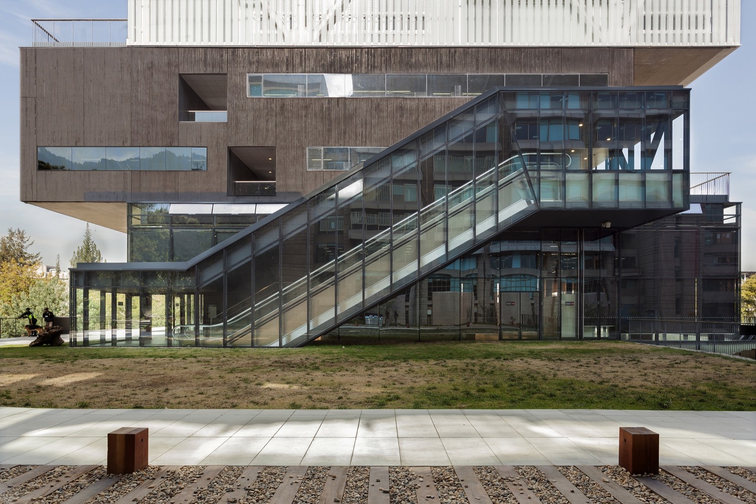 波哥大杰弗里亚大学艺术学院新建筑,城市与自然交融-59