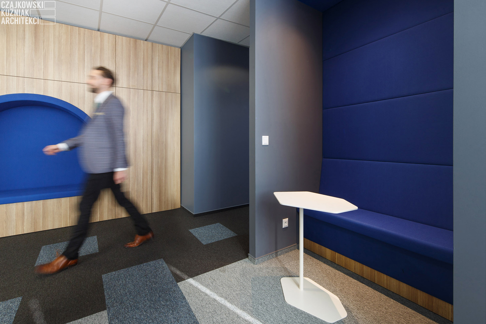 打造"JCommerce 2"公司卡托维兹办公室的室内设计-2