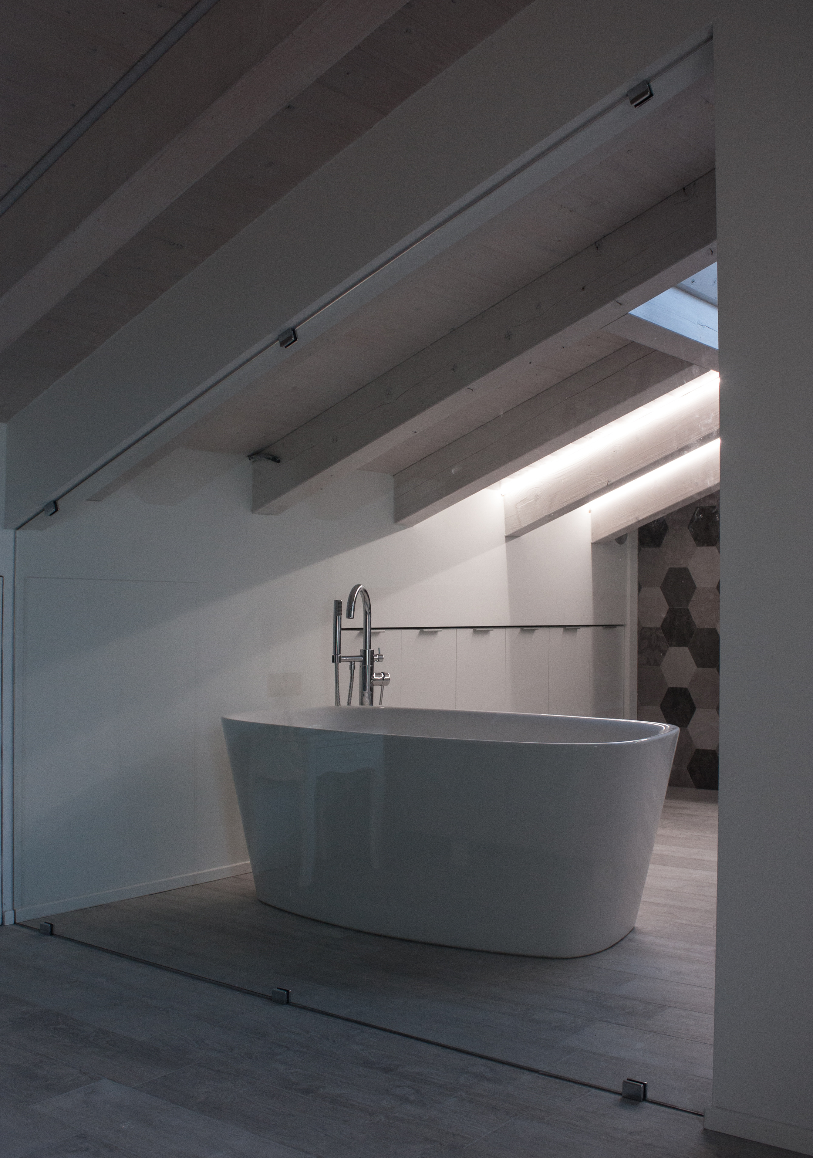 CASA 0138 现代公寓设计 | 开放式厨房与透明浴室成焦点-3