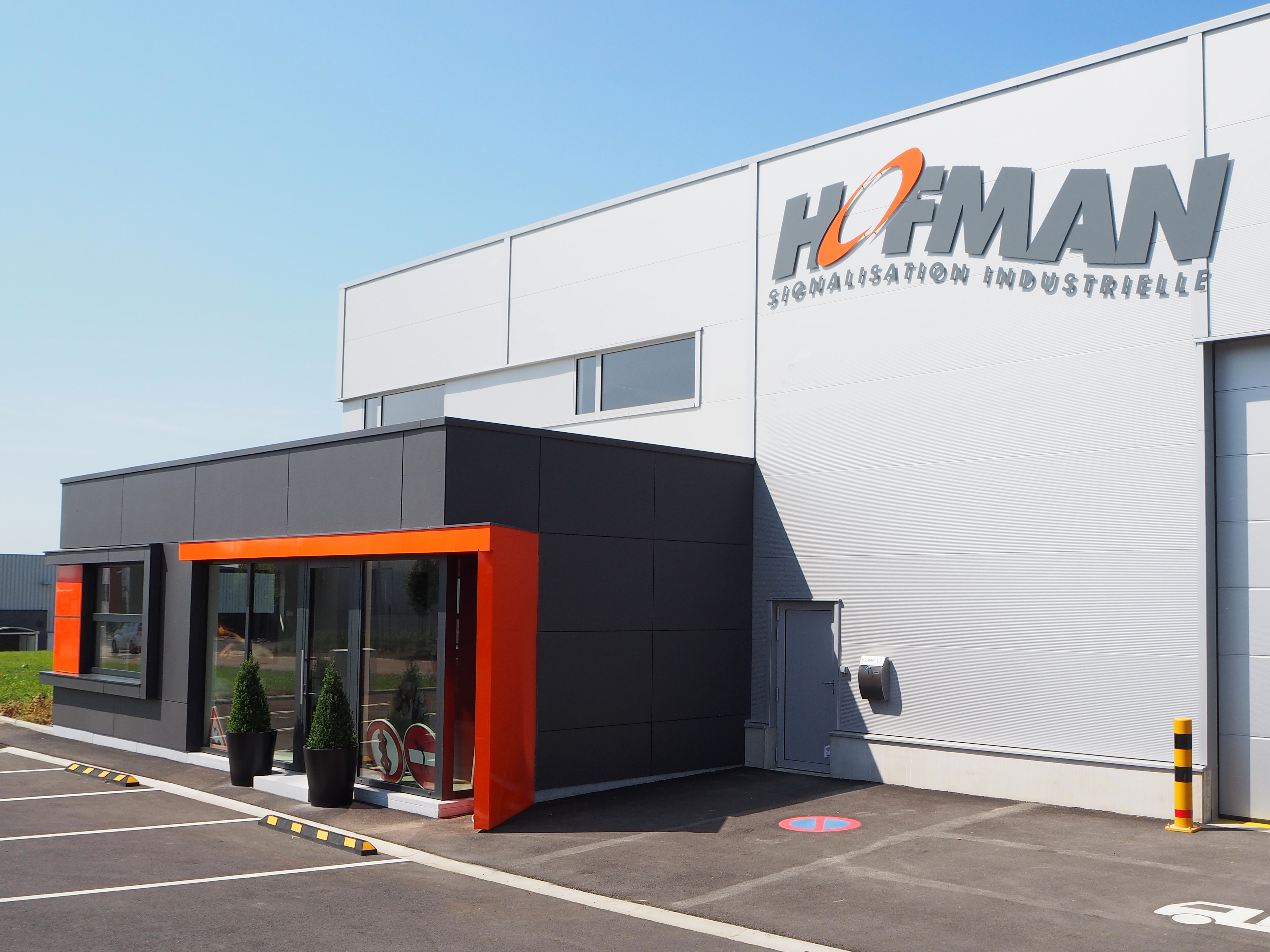 2015 年完成的 HOFMAN 信号标识总部设计-3