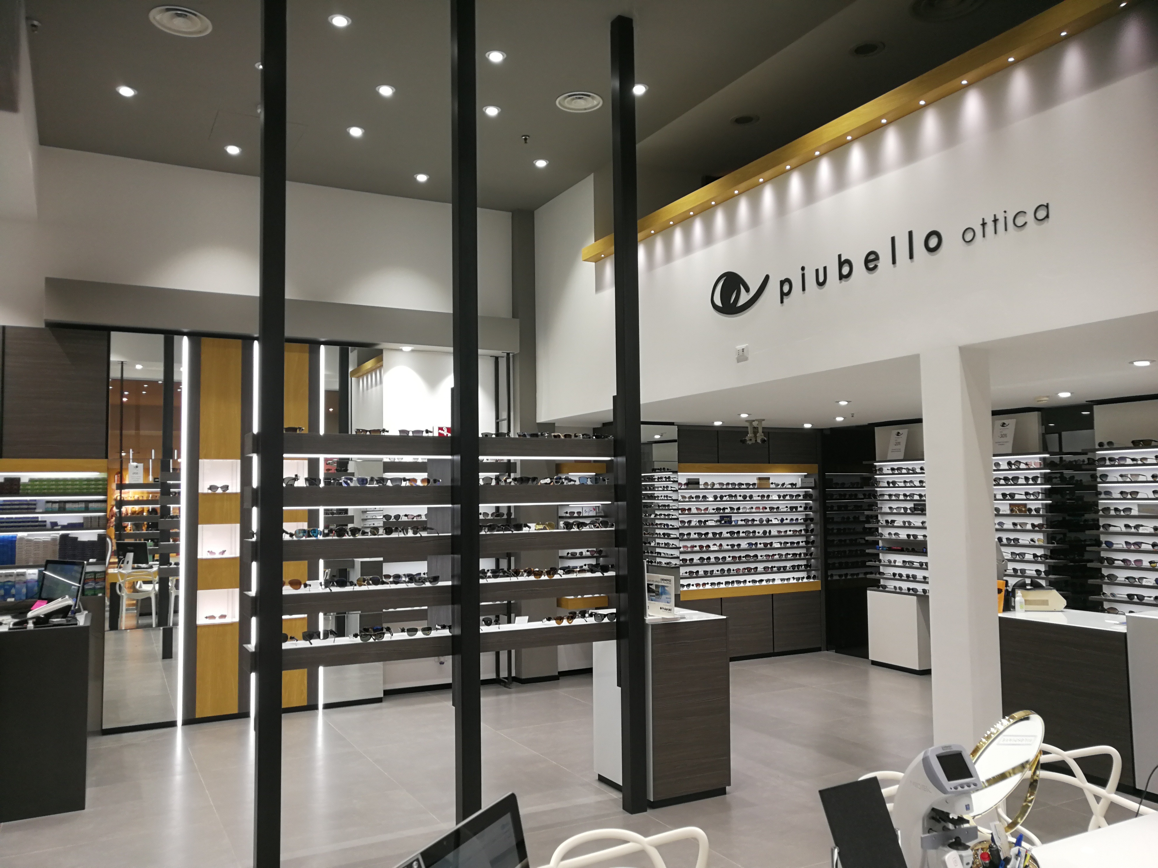 Ottica Piubello 购物中心的工业风设计-9