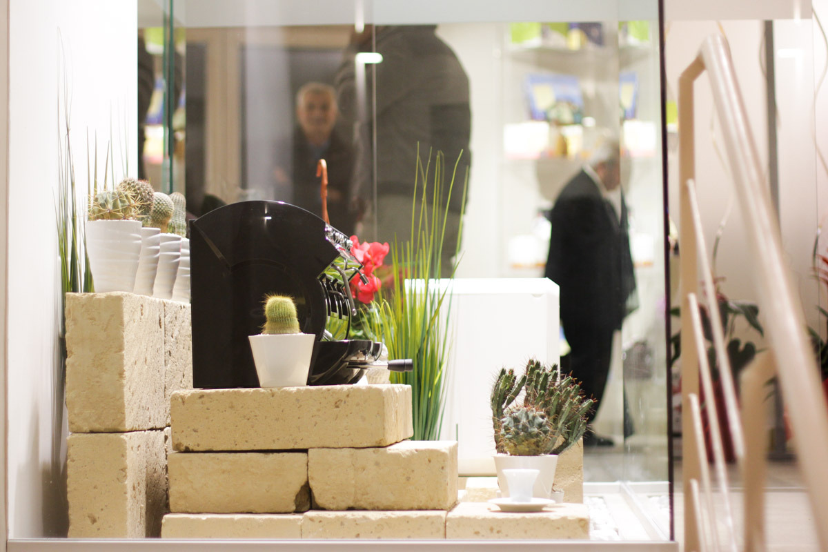 优雅珠宝般的咖啡店设计-32