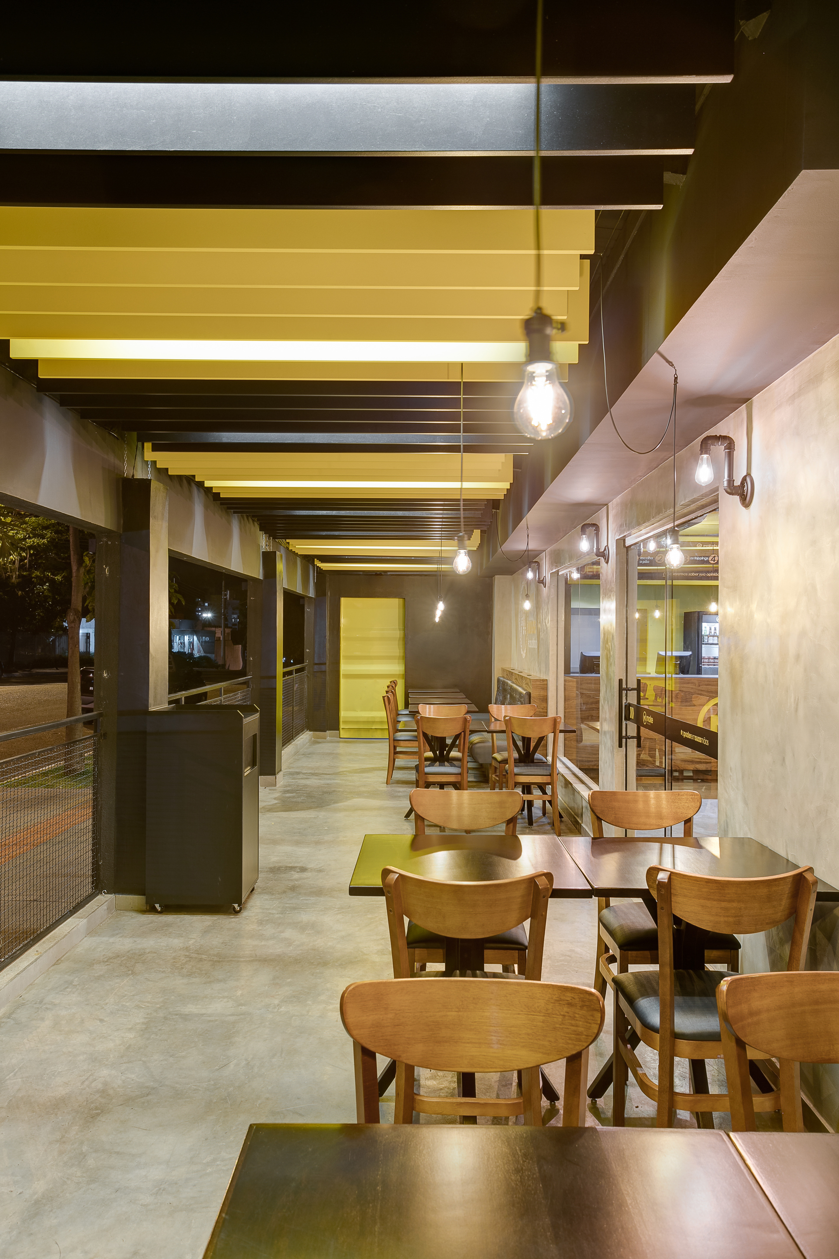 2017 年完成的汉堡店室内设计案例-14