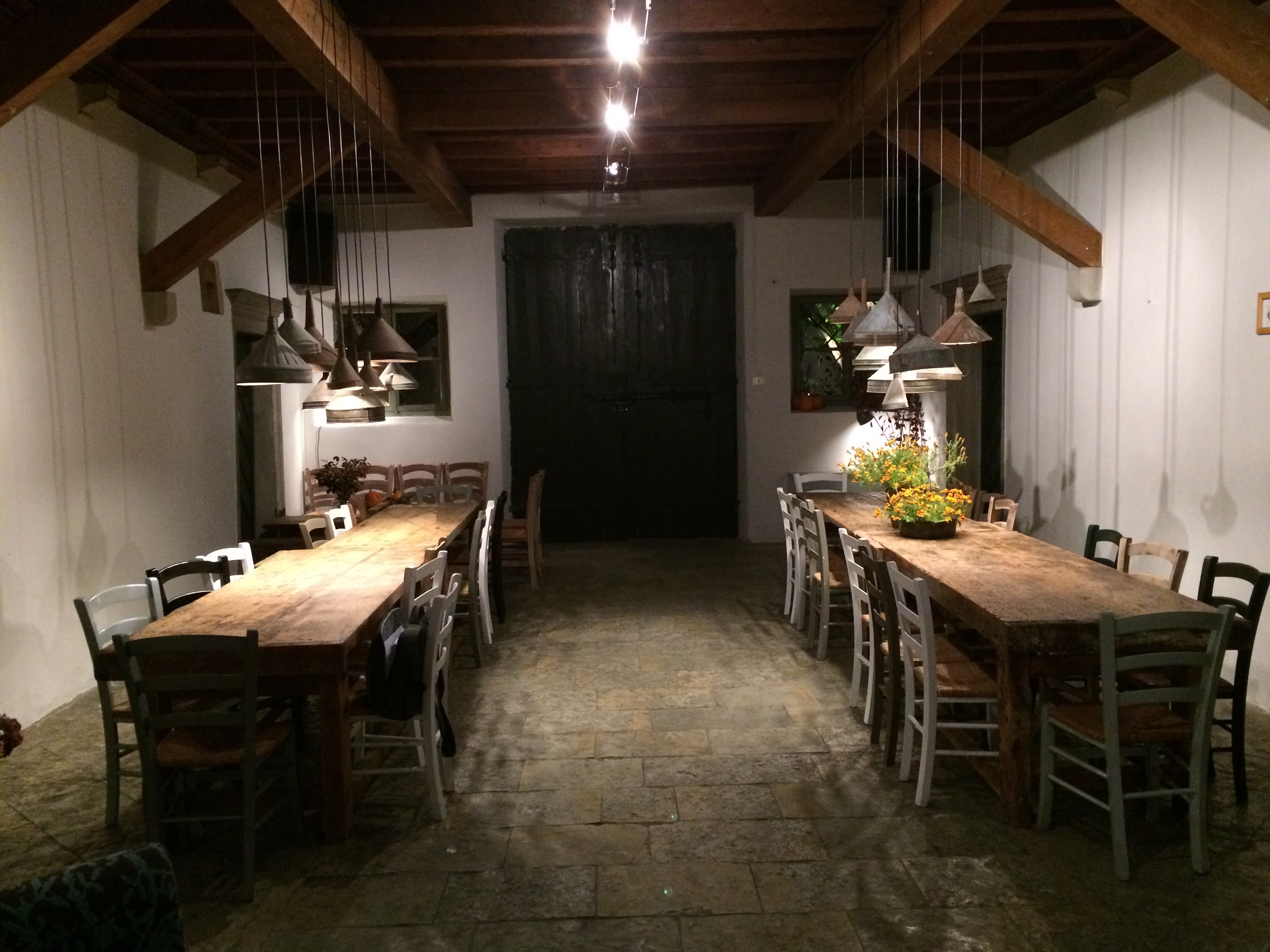 地窖酒吧“Dal Lendar”的复古与现代融合设计-0