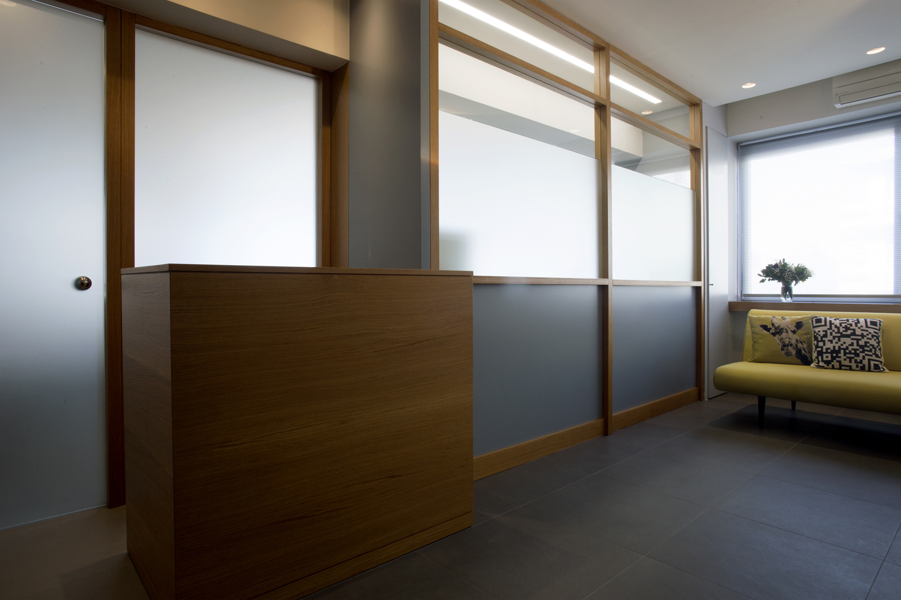 温馨透明的牙科诊所设计-3