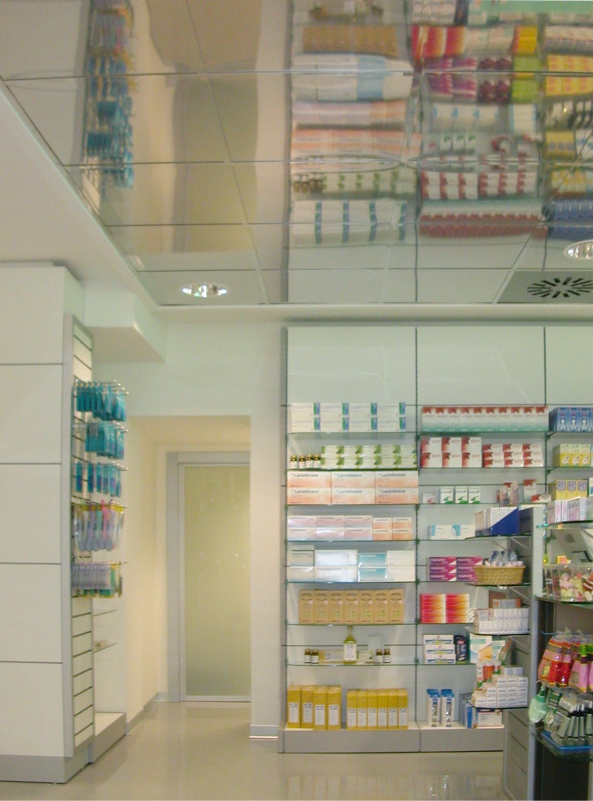 2004 年完成的 Mainardis 新药店室内设计案例-6