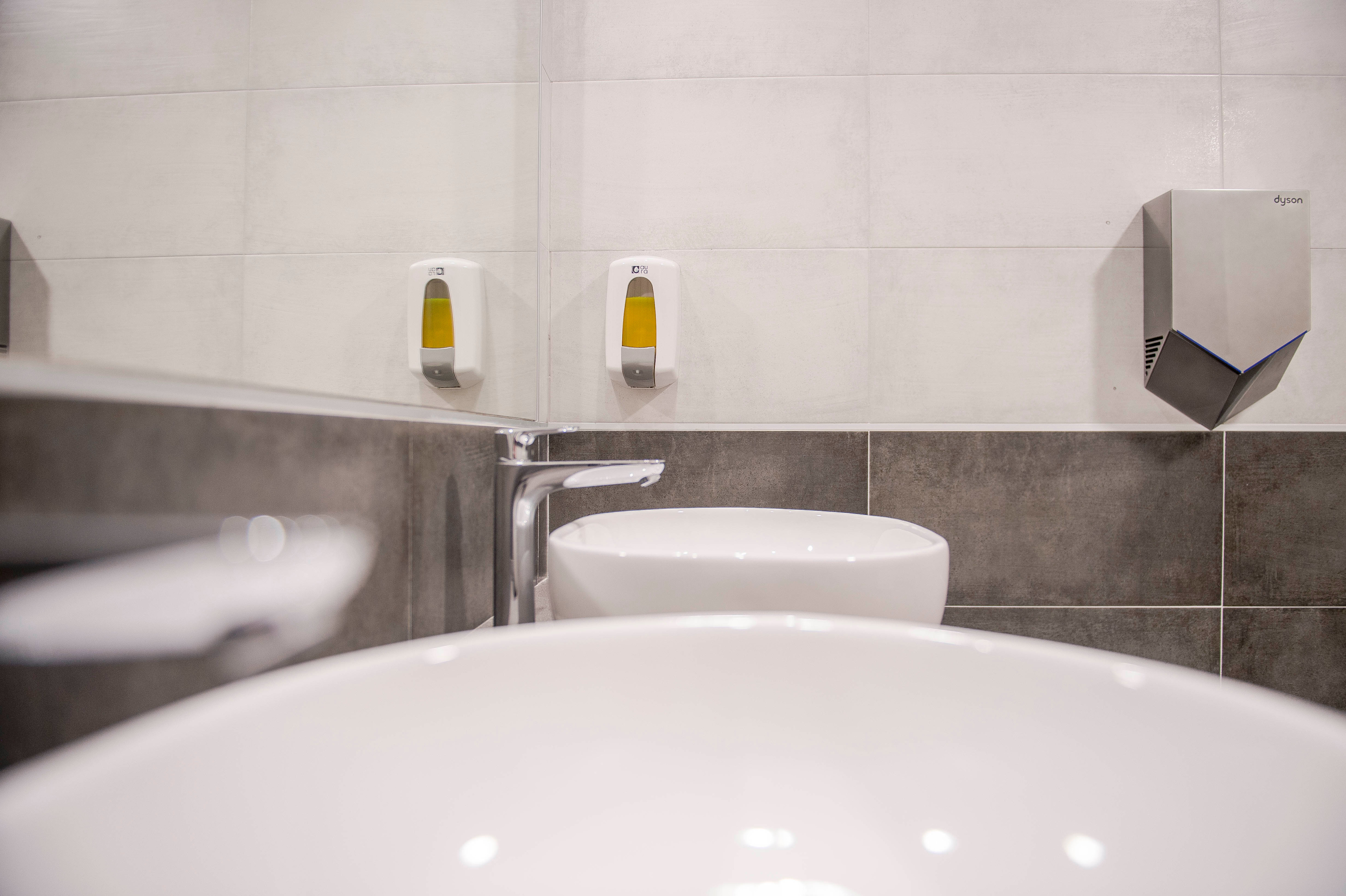 玻璃与钢铁的现代办公空间-23