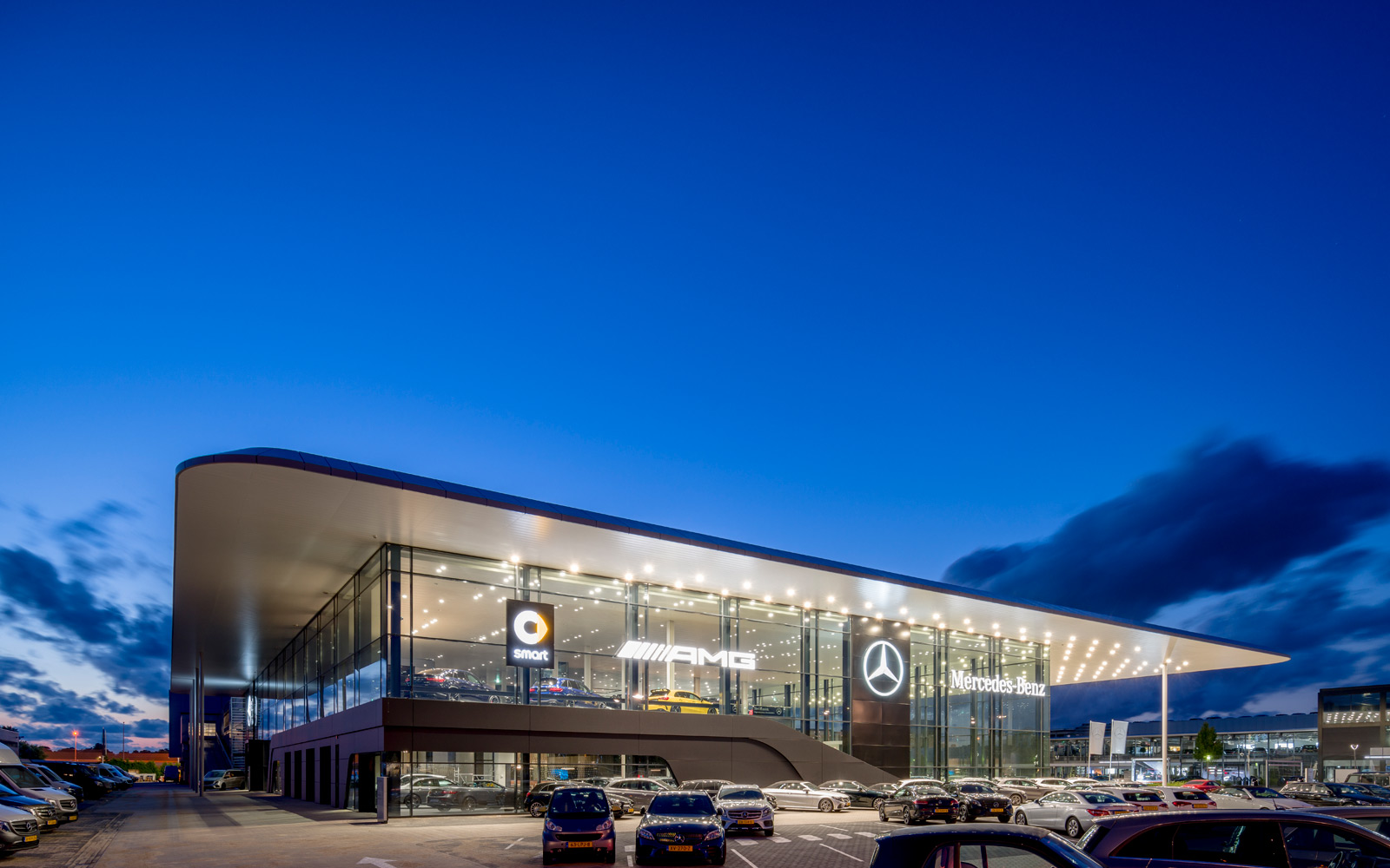 荷兰奔驰旗舰店，现代与奢华的完美融合-1