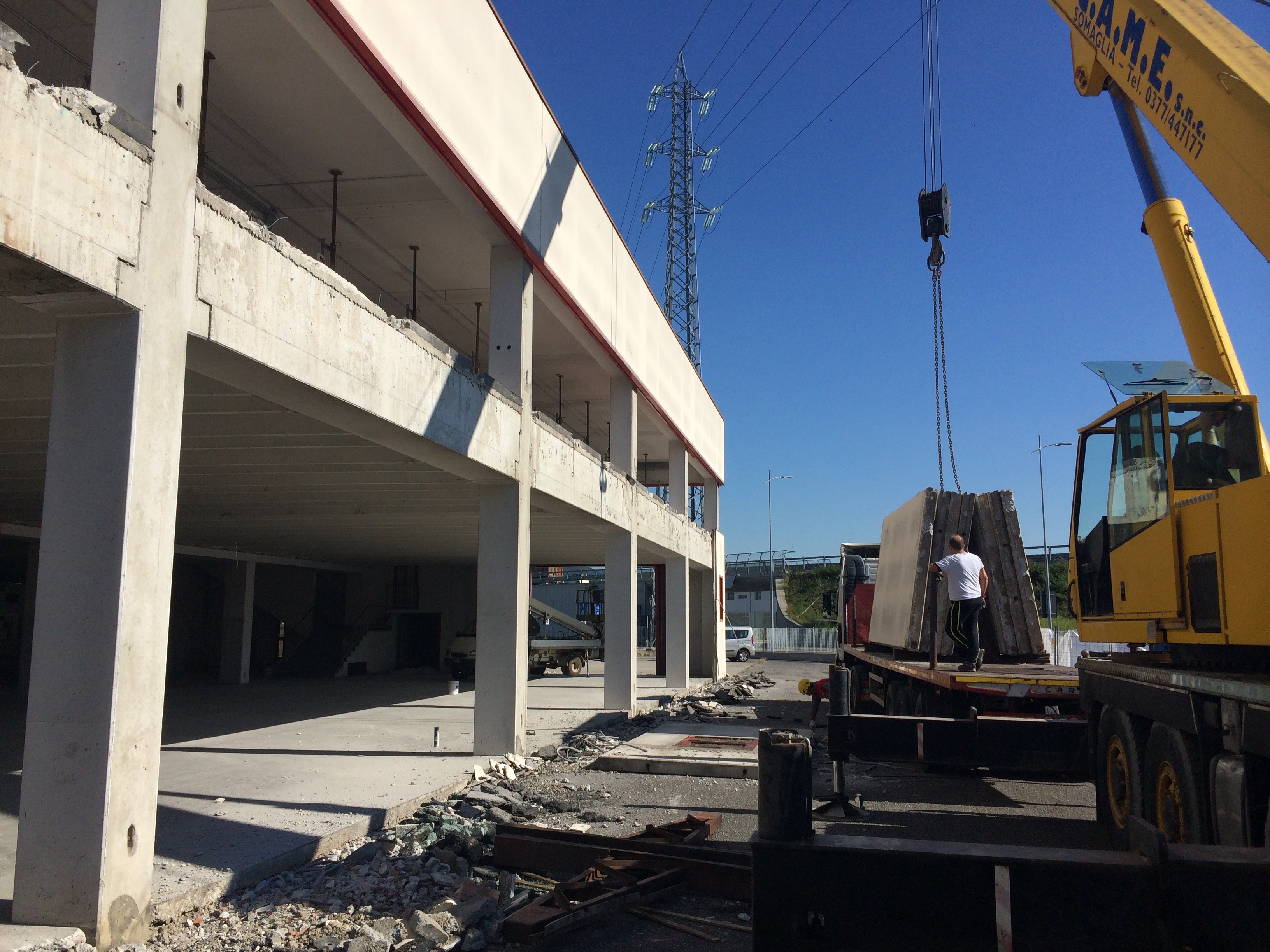 改造意大利厂房 打造现代汽车销售展示空间-28