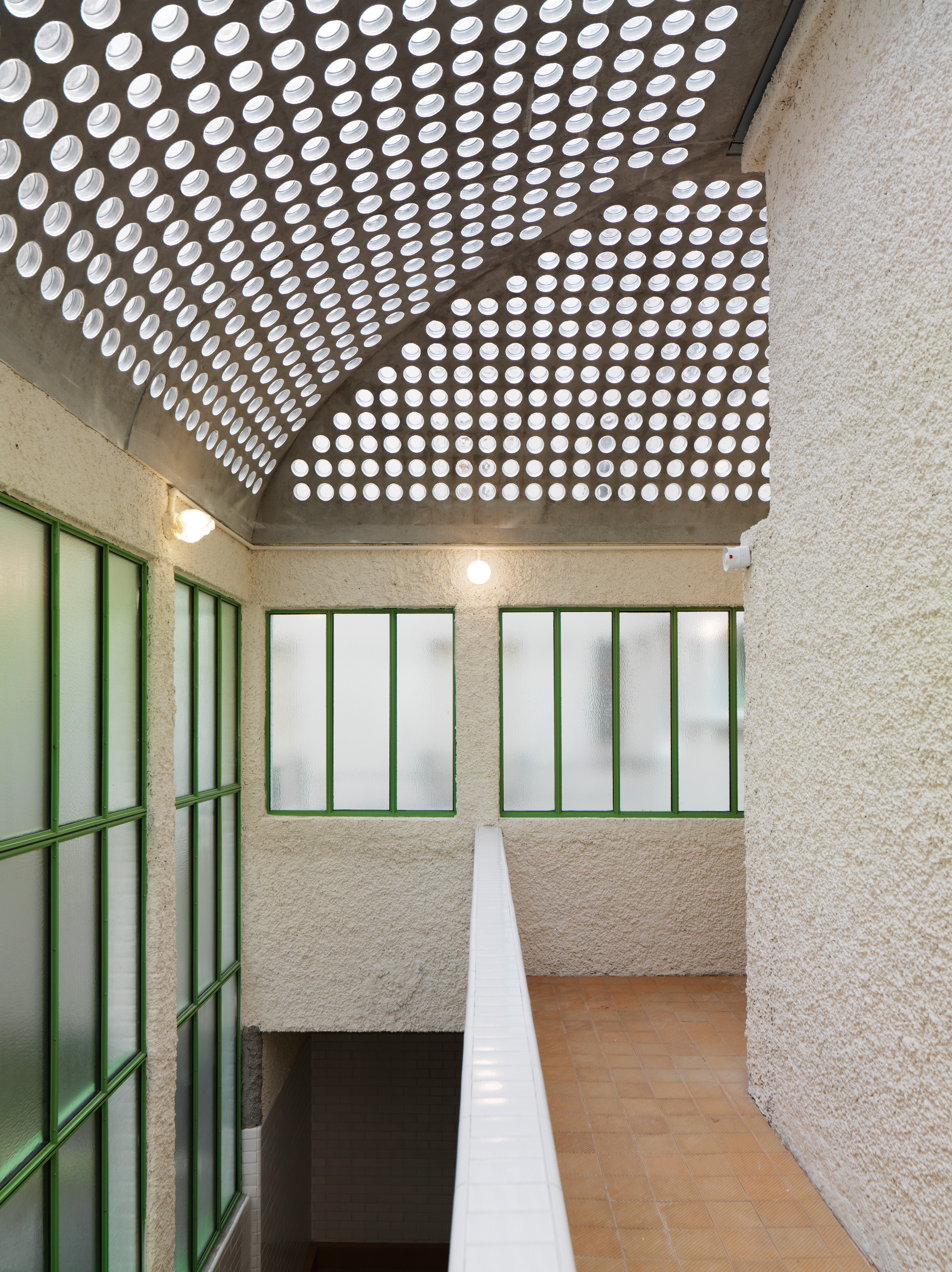 巴黎历史建筑泳池的现代复兴-8