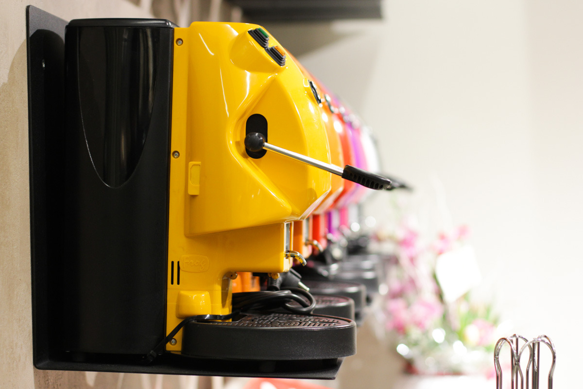 优雅珠宝般的咖啡店设计-26