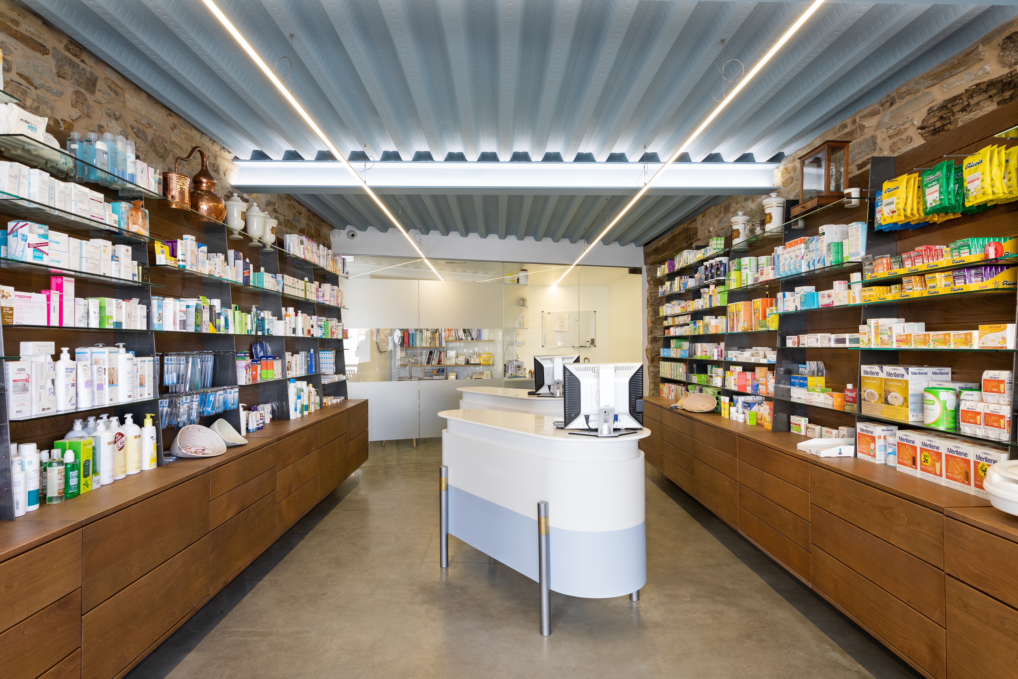 2018 年完成的 Manuel Barreira 药店改造-0