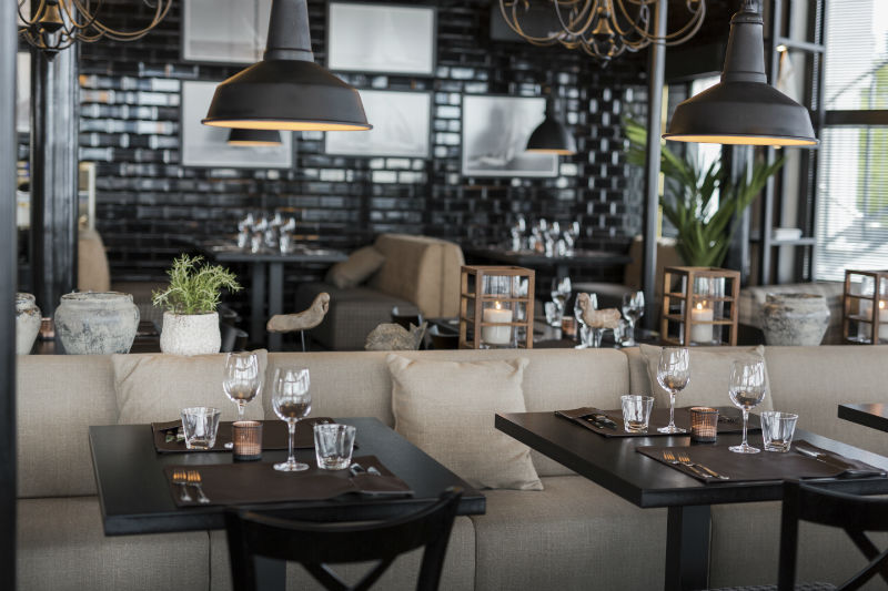 芬兰最大游艇码头餐厅翻新，打造年轻时尚的海鲜牛排馆-6