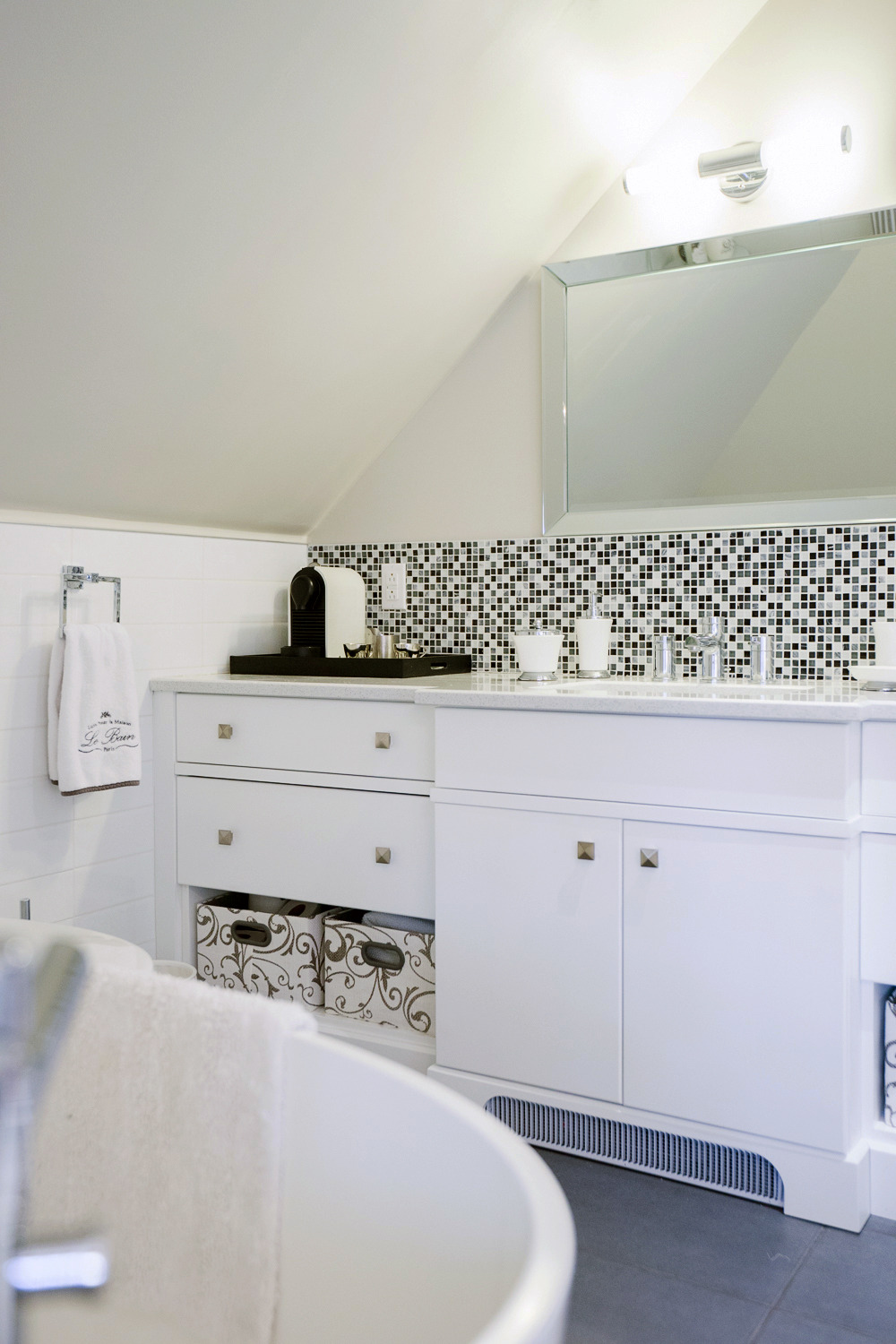 独特阁楼里的开放式主卧套房设计-11