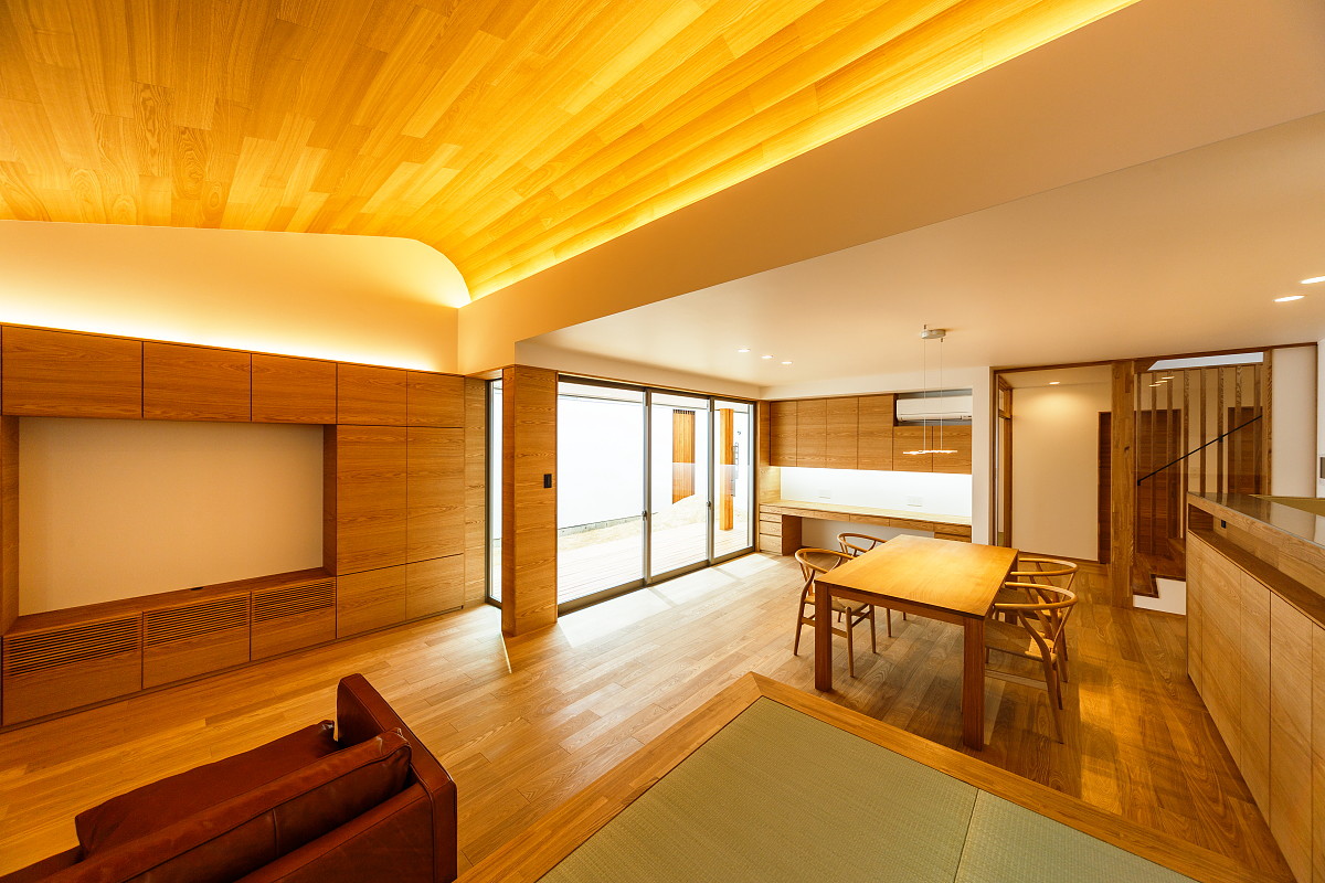 京都豪斯洛极简住宅 | 木质定制空间与倾斜天花板设计-13