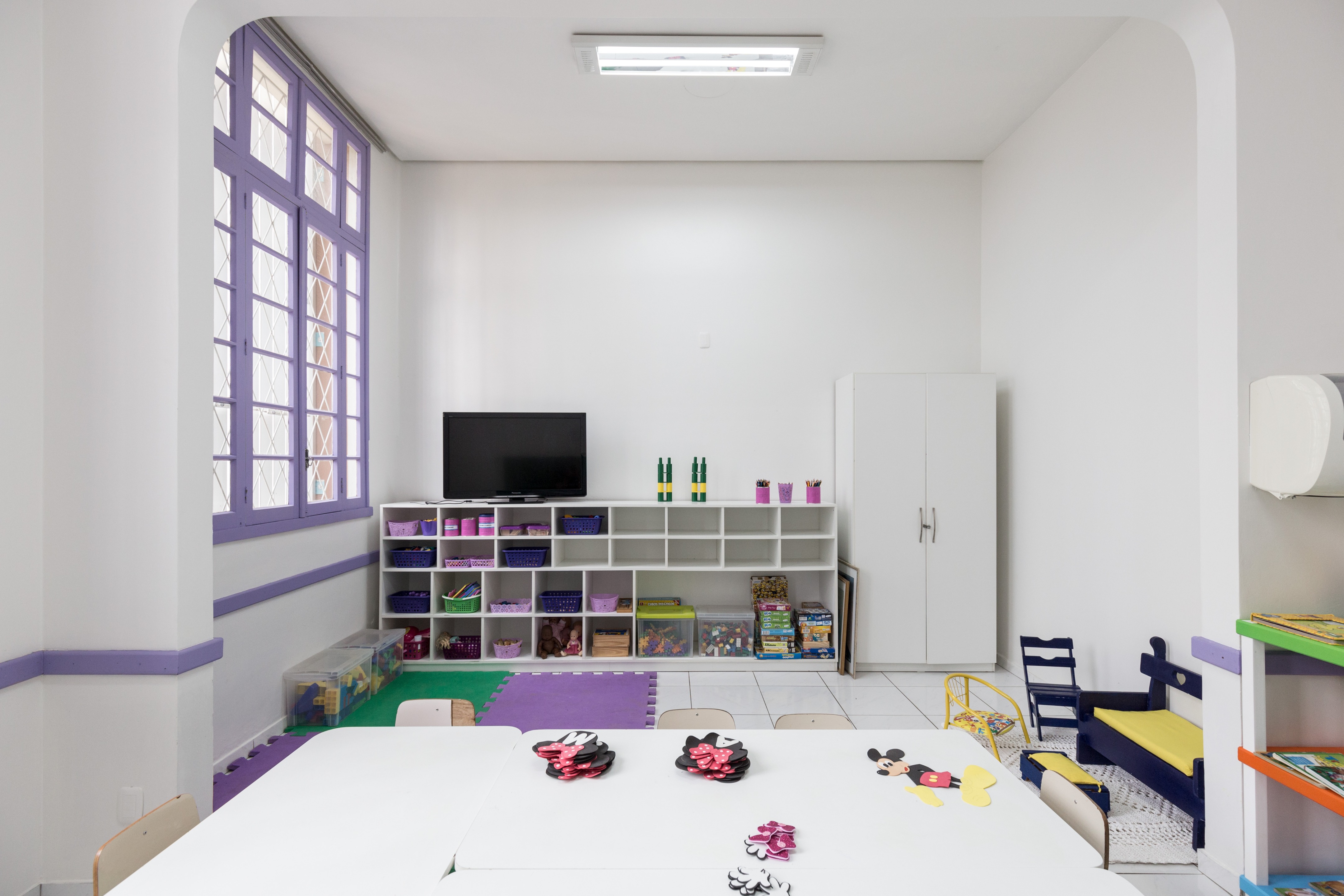 巴西幼儿园色彩斑斓的空间设计-43