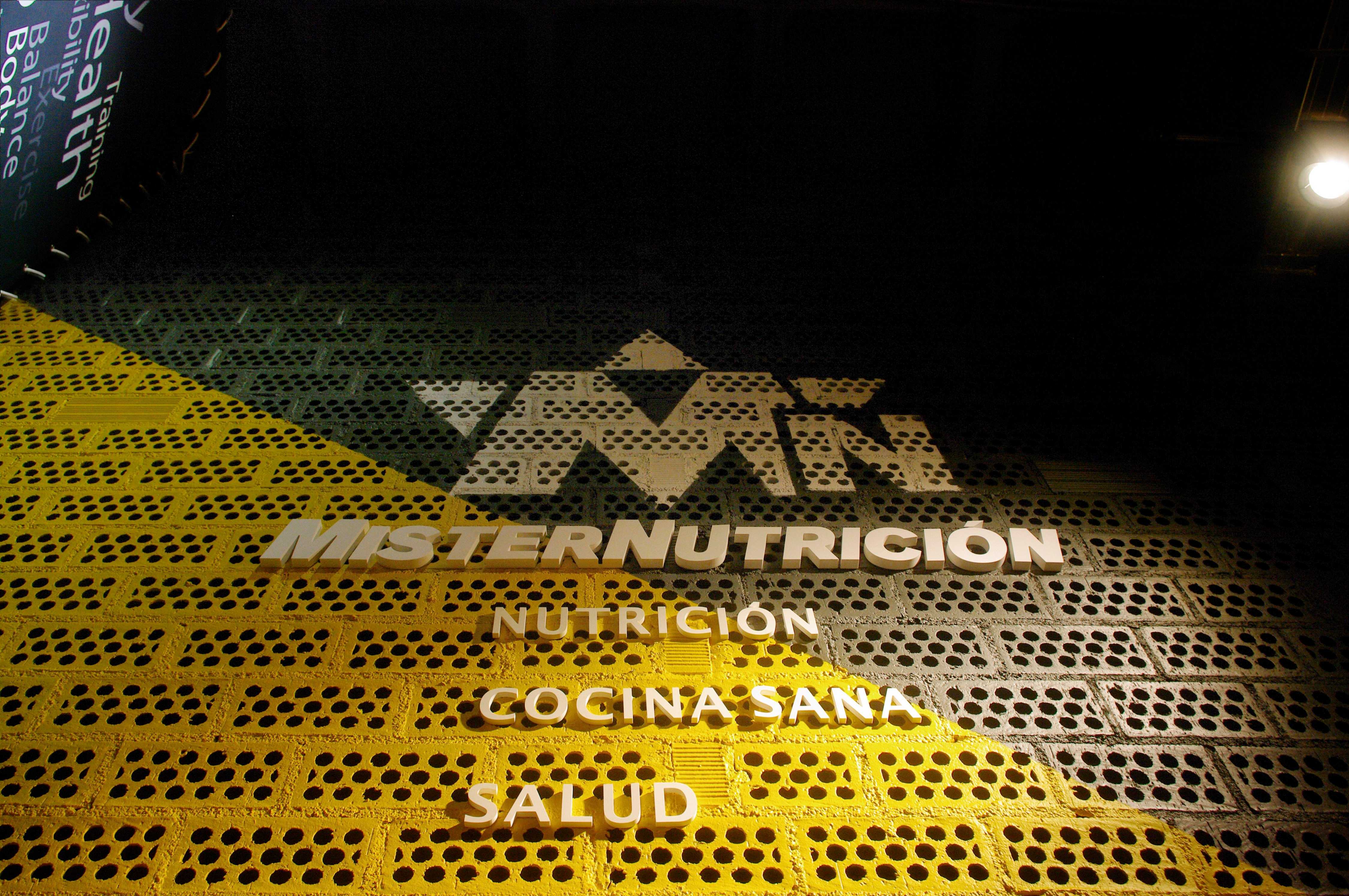 工业风 MISTERNUTRICIÓN 旗舰店，简约设计诠释 Santiago de Compostela-27