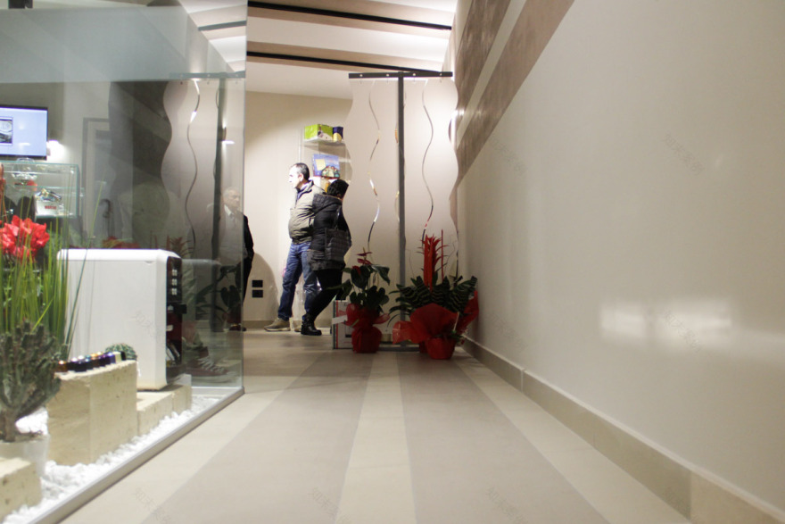 优雅珠宝般的咖啡店设计-34