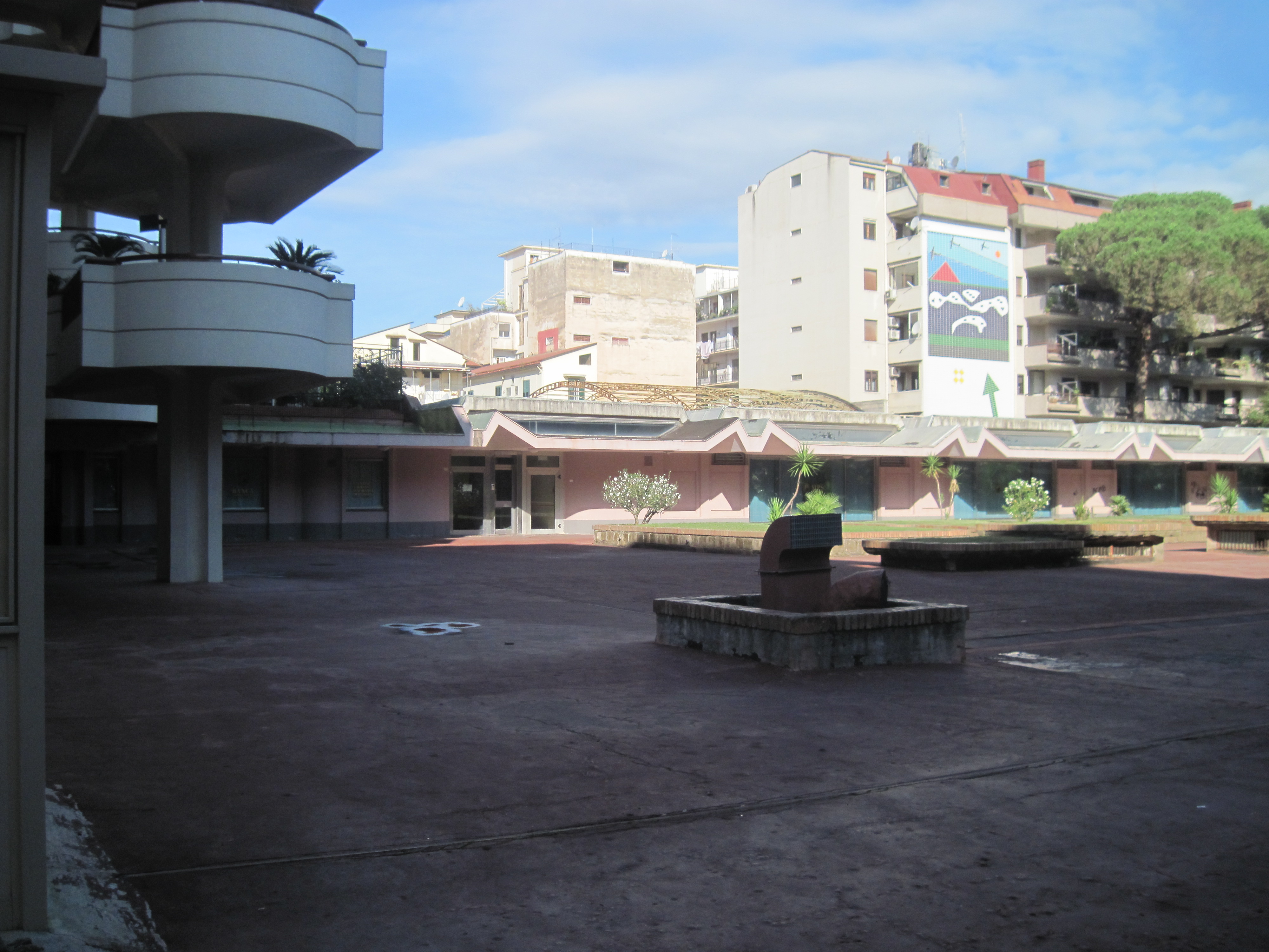 意大利商业广场改造 · 公共空间与绿色区域的融合-3