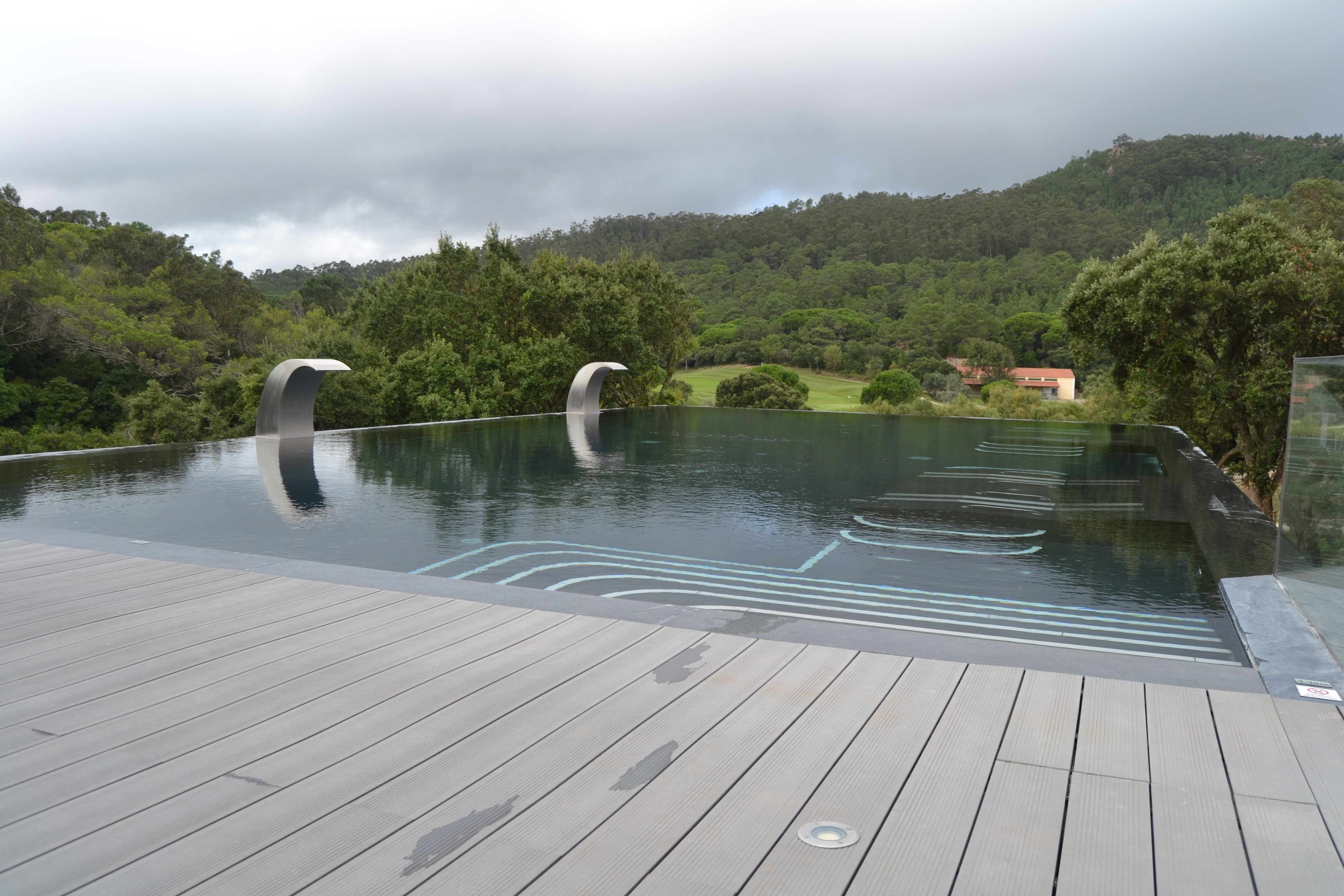 惊艳的 9 米高悬浮泳池设计-11