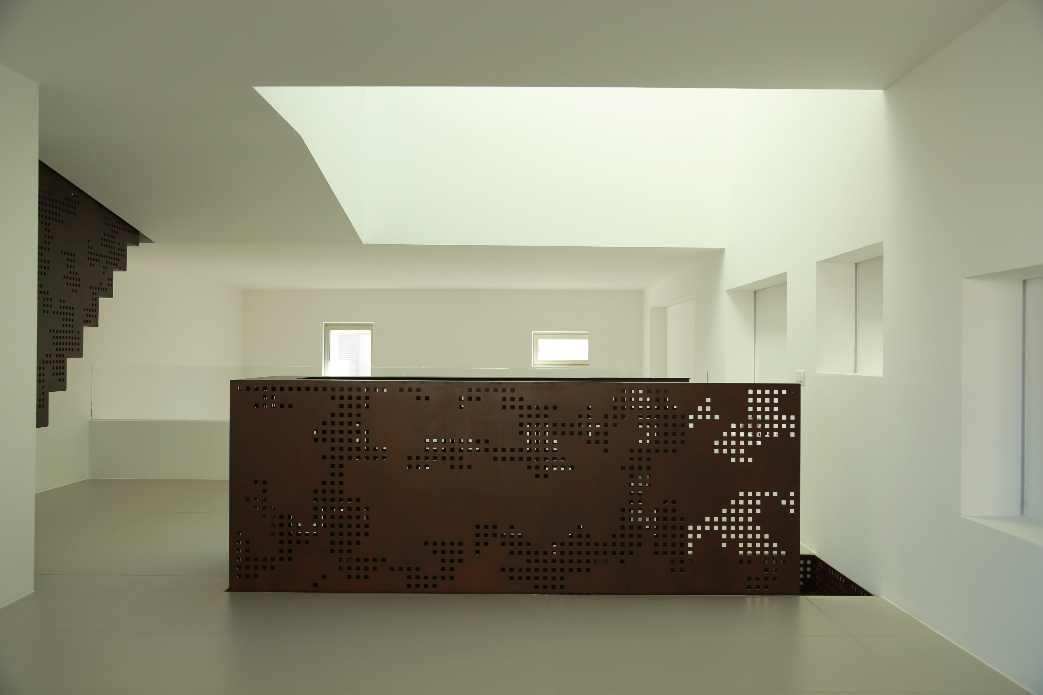 岩石中的三层住宅-9