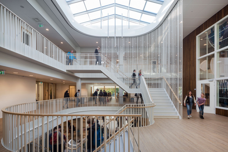 荷兰多霍恩彩色新校舍 | 自然、紧凑与可持续的教育产业-2