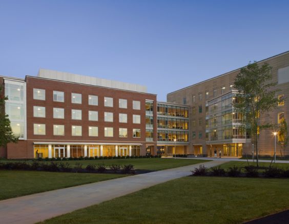 布里奇沃特州立大学深红厅 | 现代学生公寓的典范-7