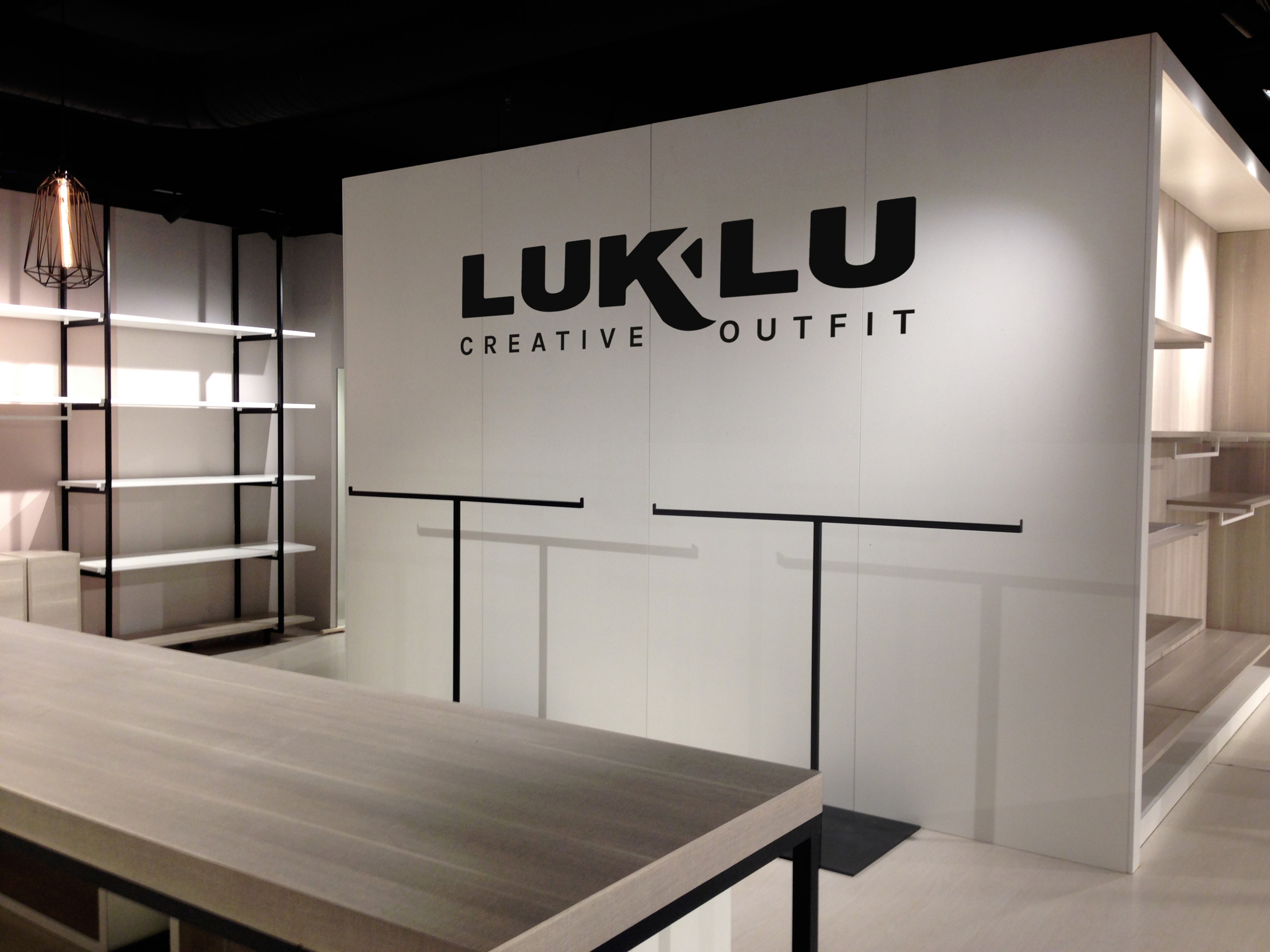 灵活模块与墙面系统打造低成本时尚品牌店-9