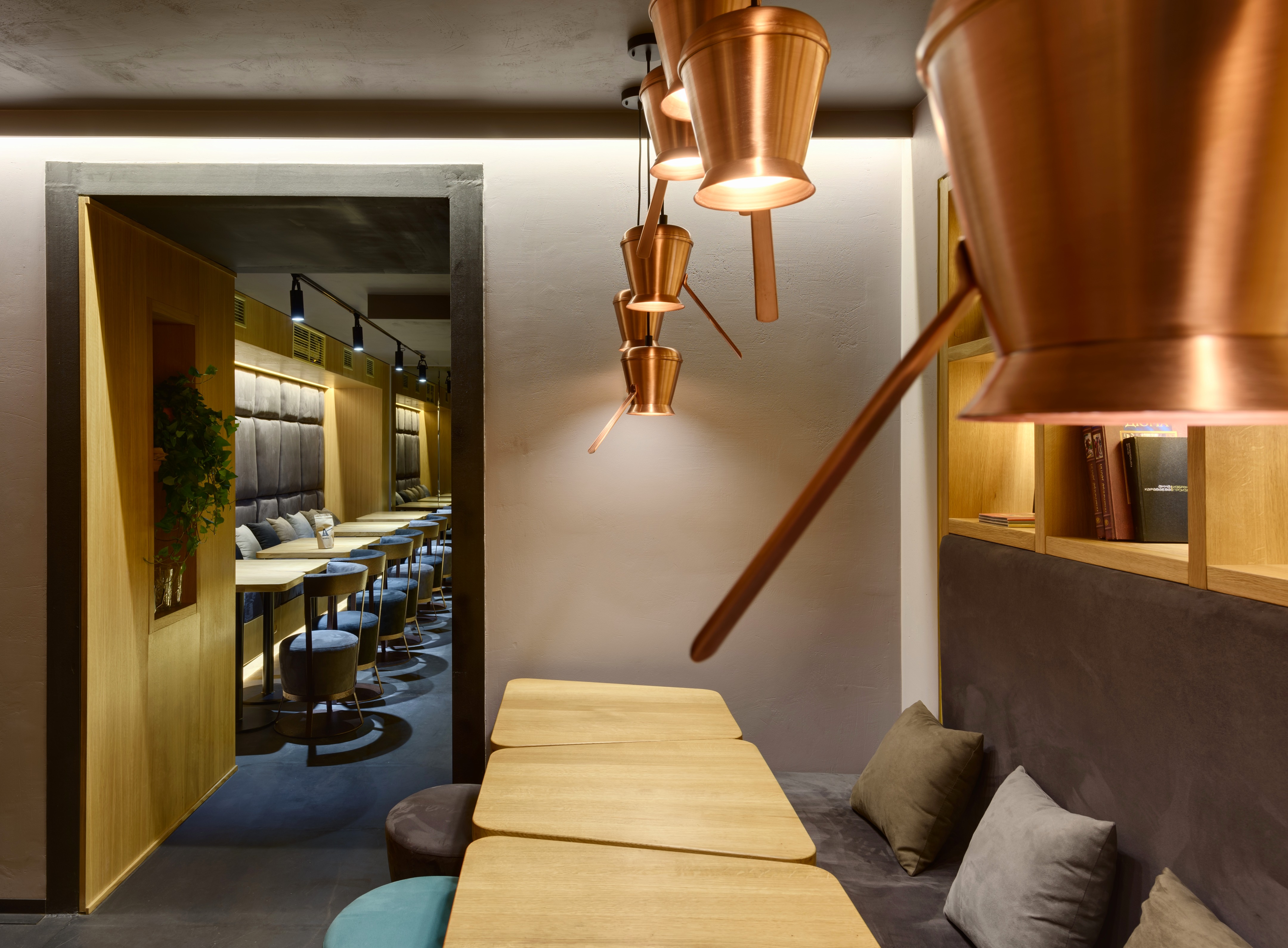 乌克兰 TAKAVA 咖啡馆 | 温馨木质、铜元素与复古氛围的巧妙结合-47