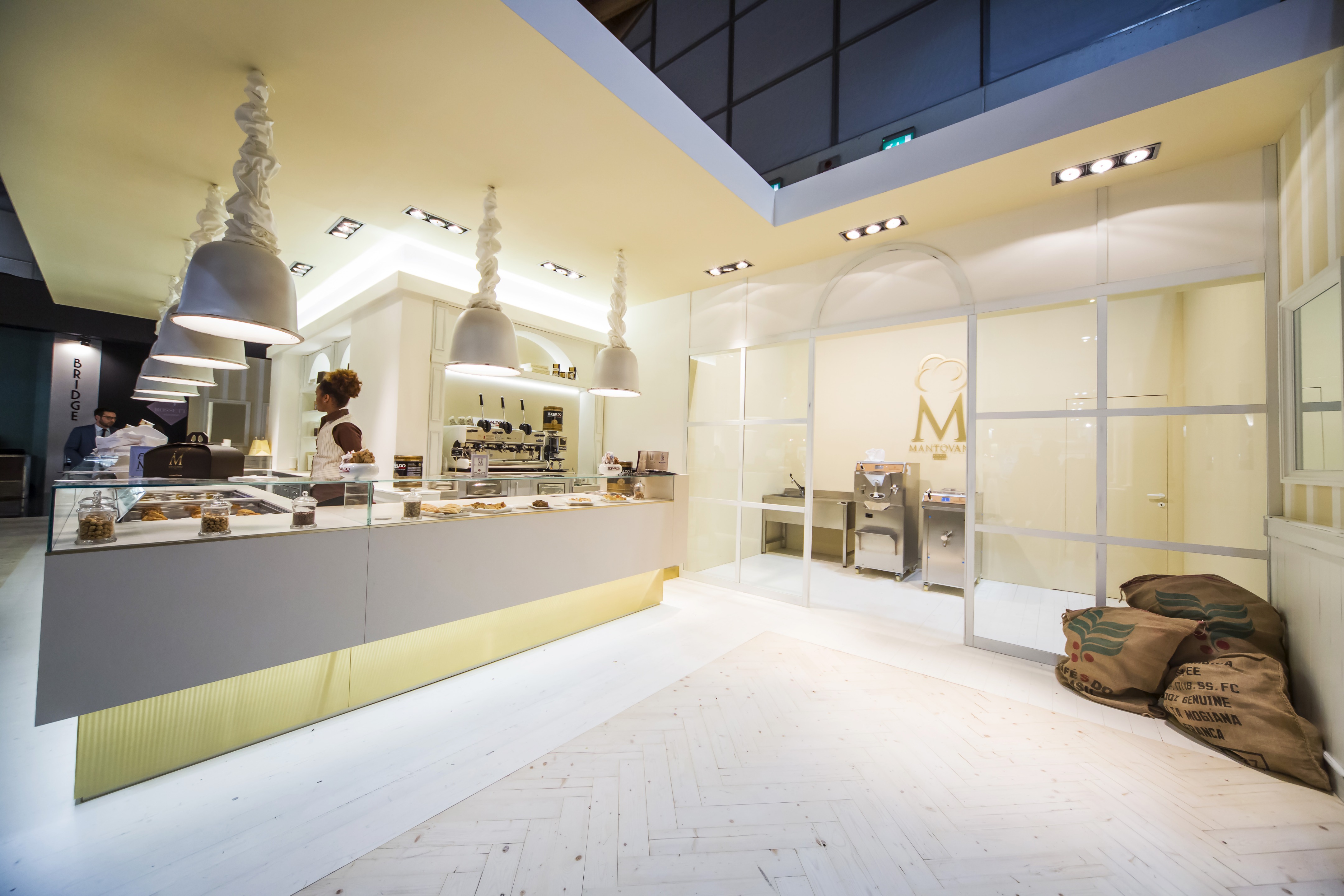 2016 年完成的曼托瓦尼奢华冰淇淋品牌加盟店设计-0