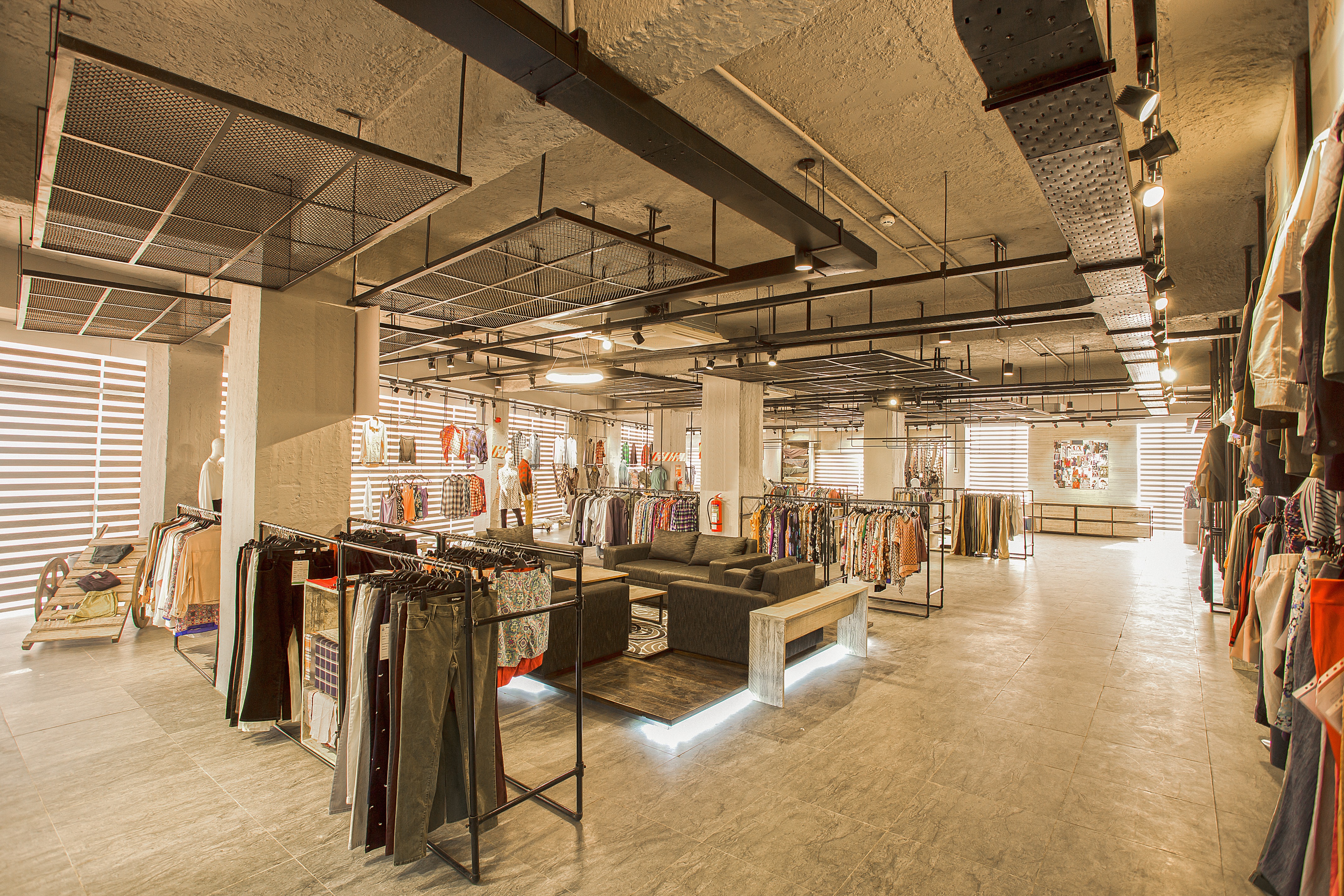 2017 年完成的工业风时尚展示厅室内设计-1